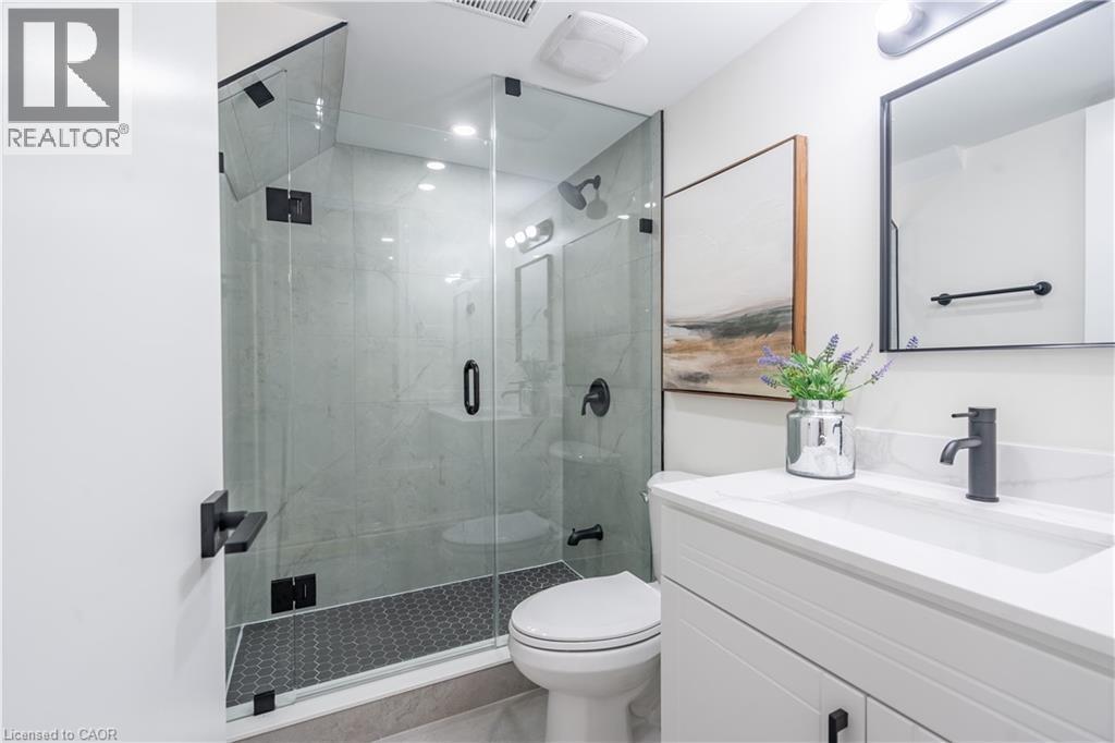 23 Tyrone Drive, Hamilton, ON - Indoor Photo Showing Bathroom