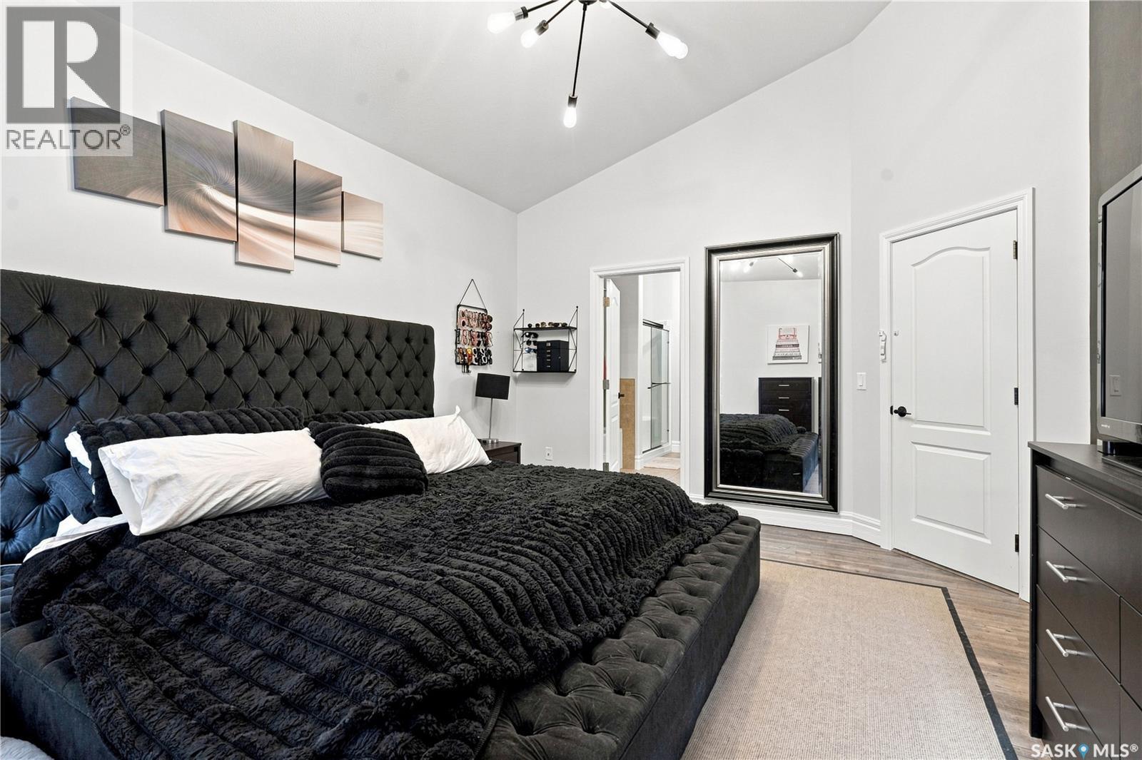 102 Brookdale Crescent, Saskatoon, SK - Indoor Photo Showing Bedroom