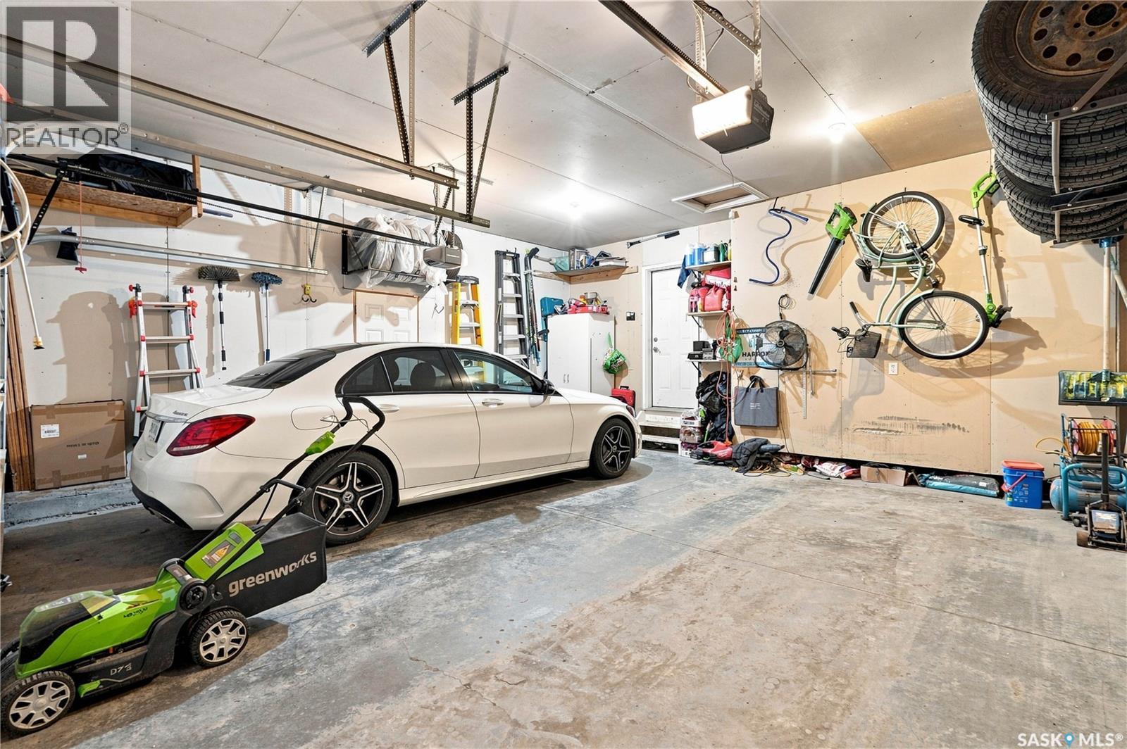 102 Brookdale Crescent, Saskatoon, SK - Indoor Photo Showing Garage