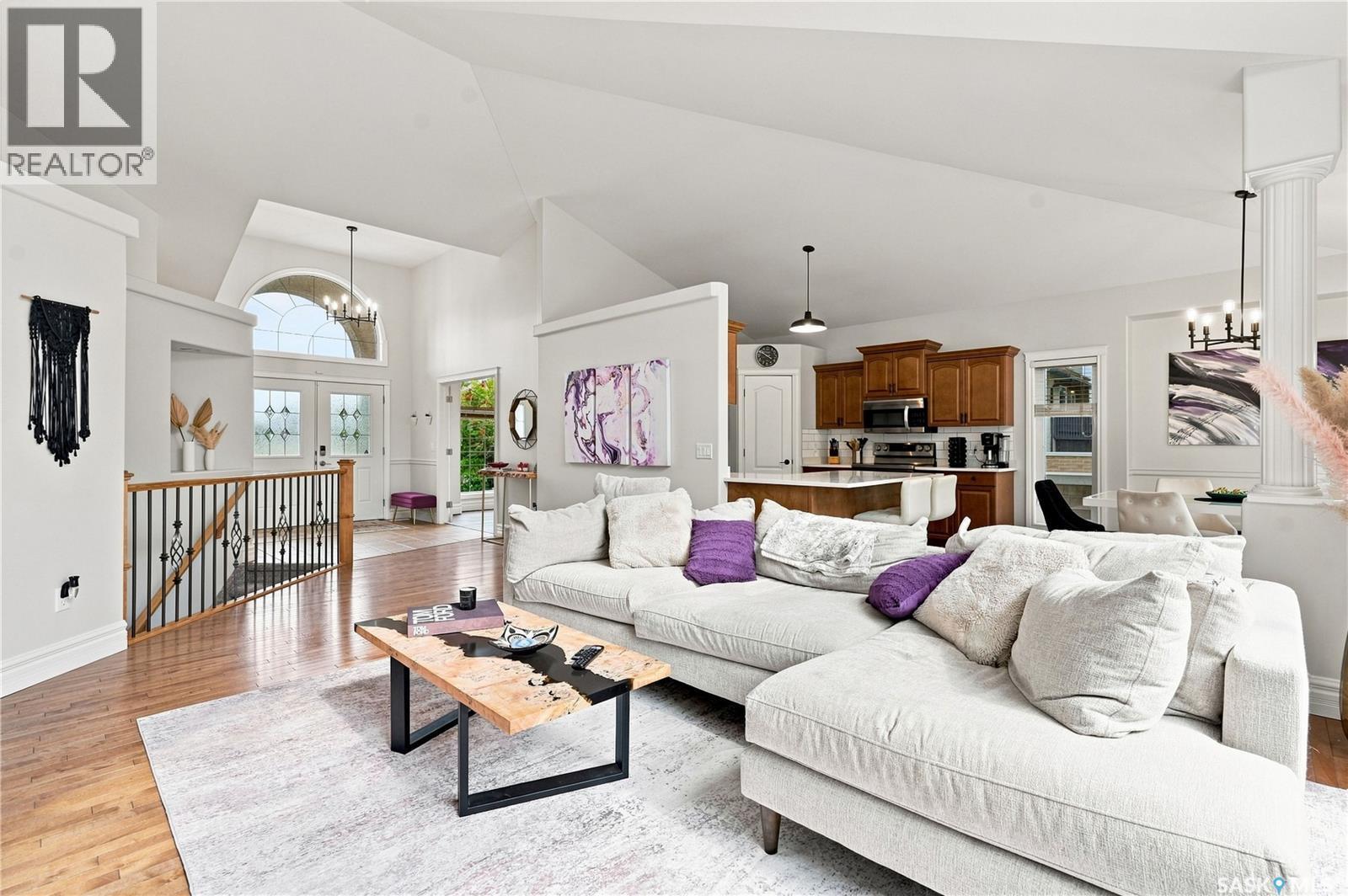 102 Brookdale Crescent, Saskatoon, SK - Indoor Photo Showing Living Room