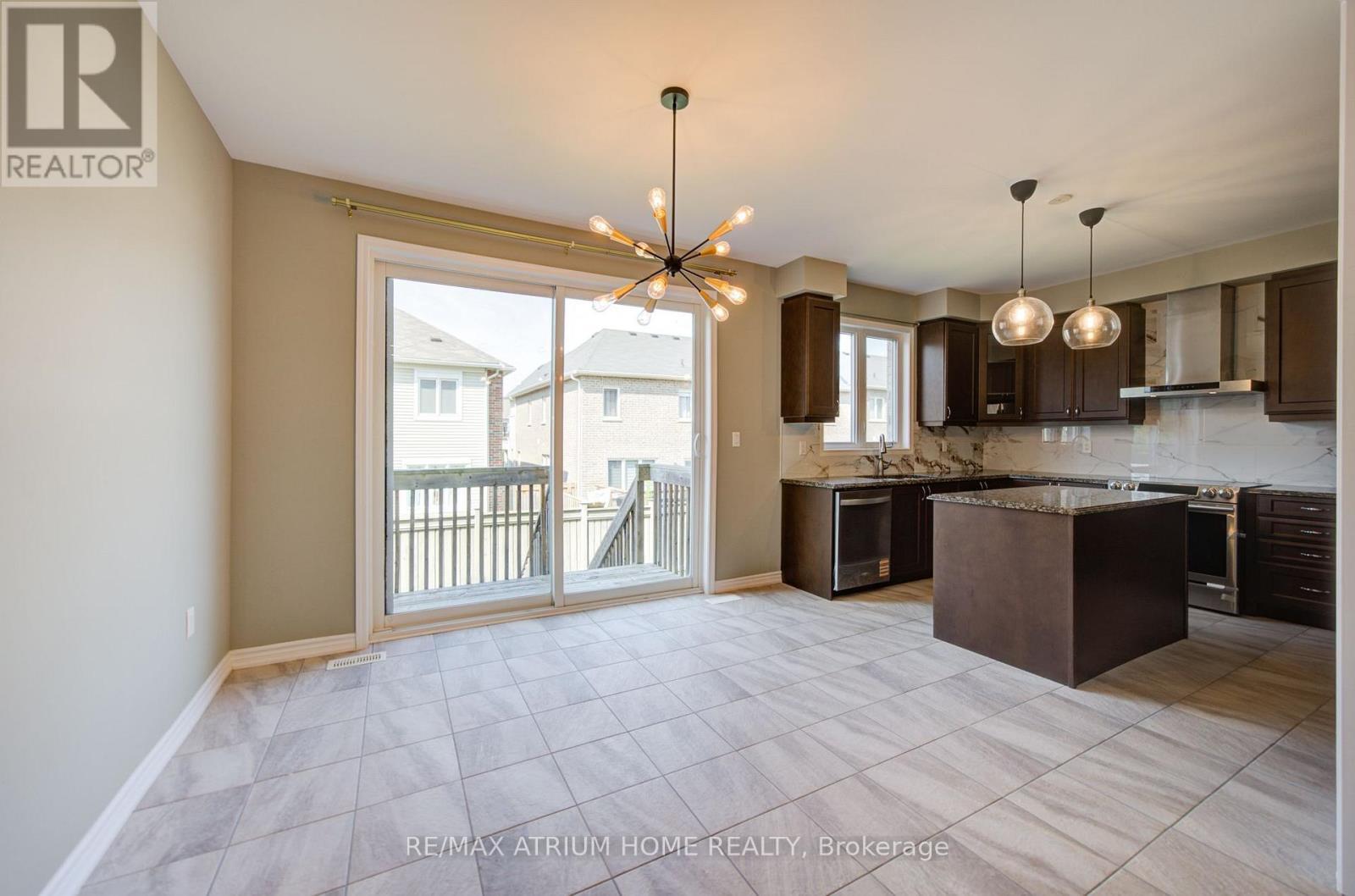 396 Thomas Phillips Drive, Aurora, ON - Indoor Photo Showing Kitchen With Upgraded Kitchen