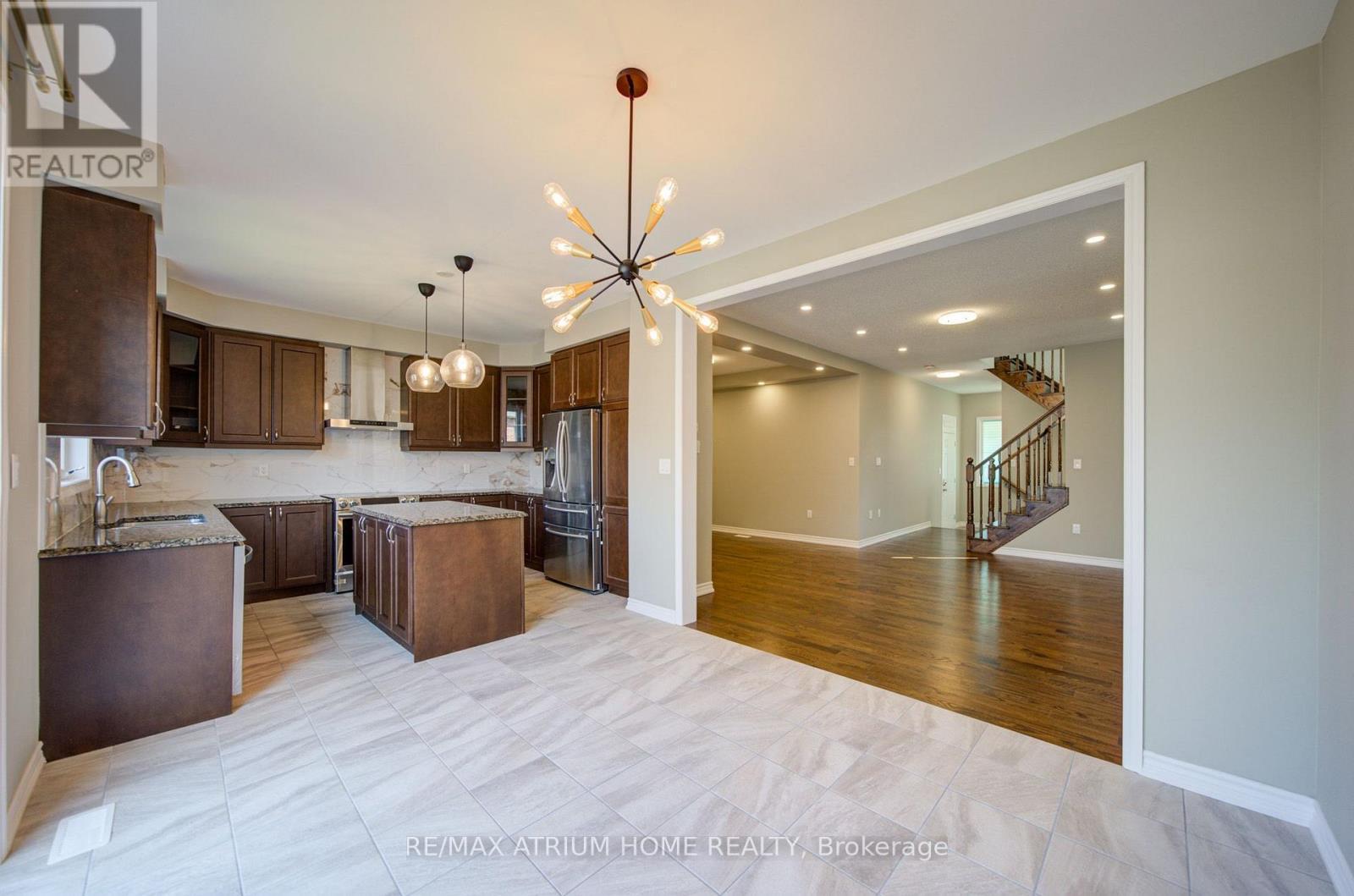 396 Thomas Phillips Drive, Aurora, ON - Indoor Photo Showing Kitchen