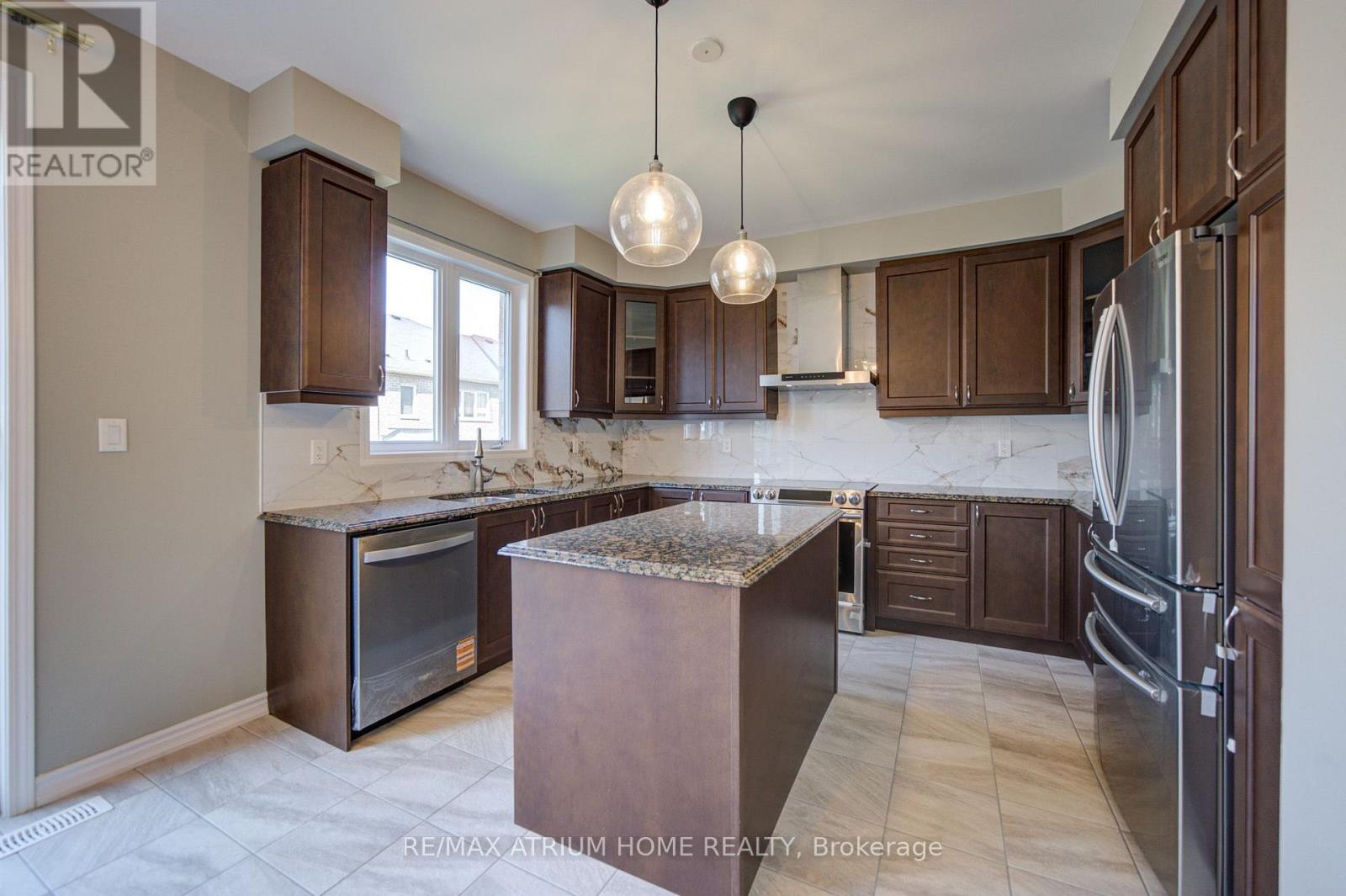 396 Thomas Phillips Drive, Aurora, ON - Indoor Photo Showing Kitchen With Double Sink