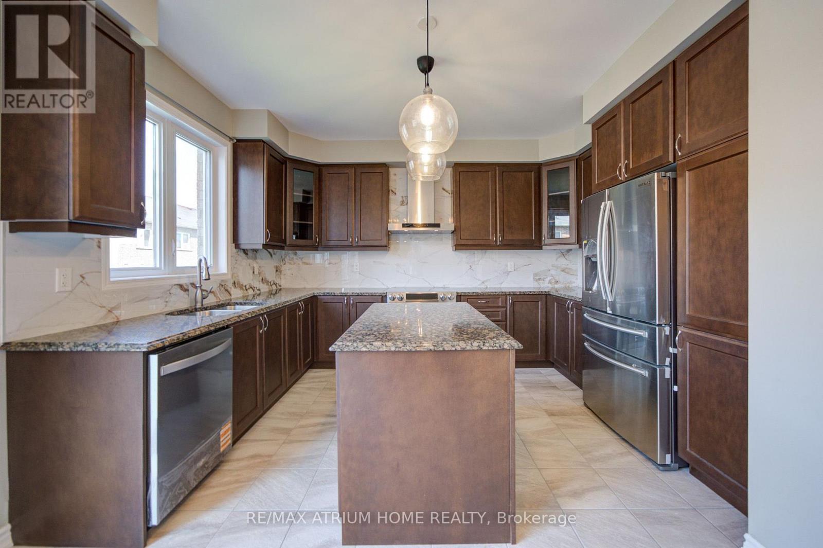 396 Thomas Phillips Drive, Aurora, ON - Indoor Photo Showing Kitchen With Upgraded Kitchen