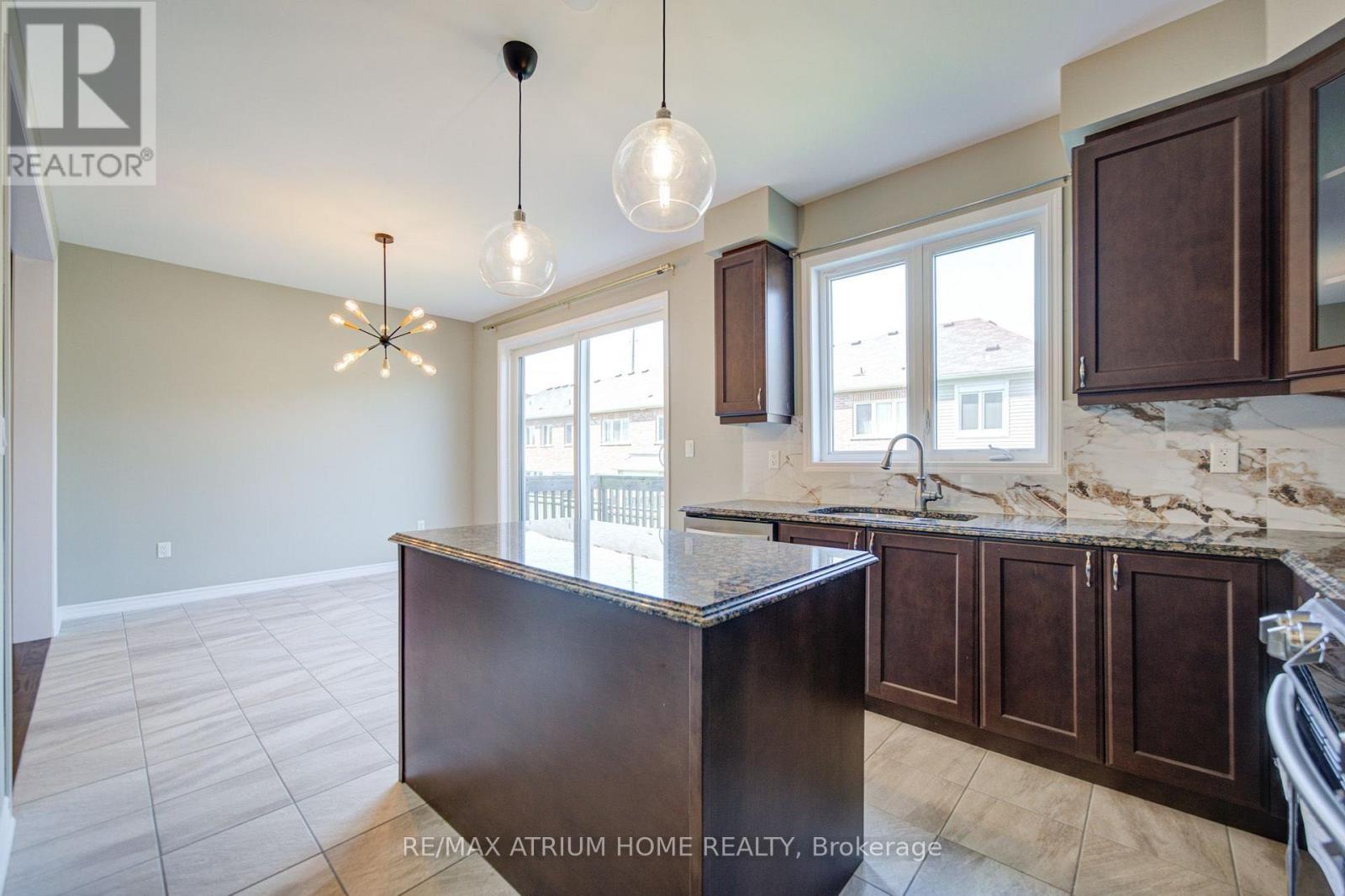 396 Thomas Phillips Drive, Aurora, ON - Indoor Photo Showing Kitchen