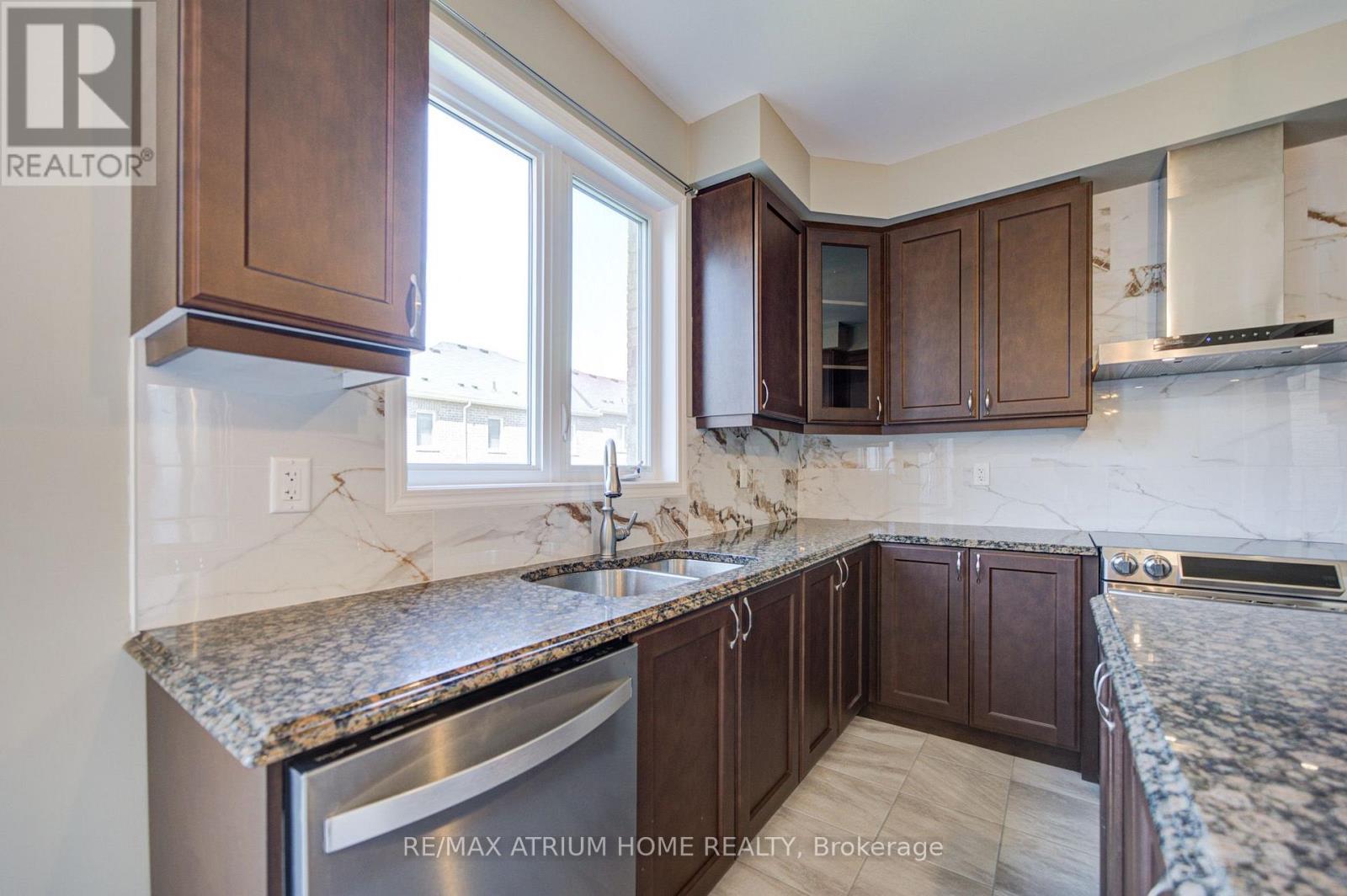 396 Thomas Phillips Drive, Aurora, ON - Indoor Photo Showing Kitchen With Double Sink