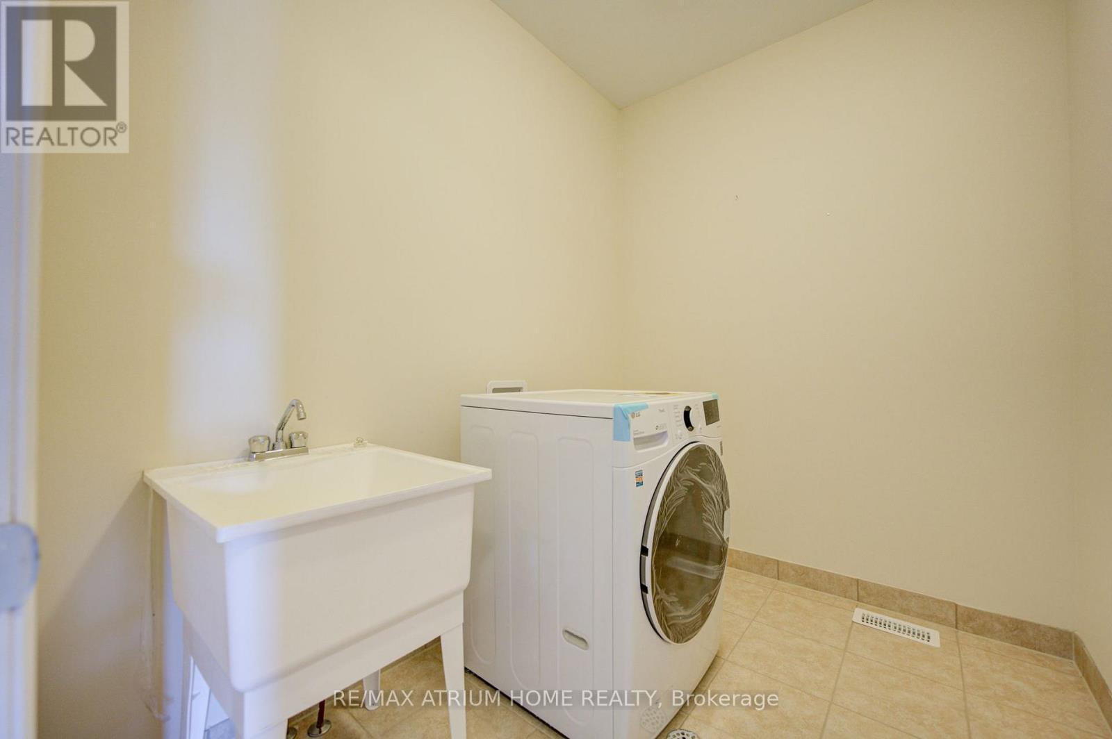 396 Thomas Phillips Drive, Aurora, ON - Indoor Photo Showing Laundry Room