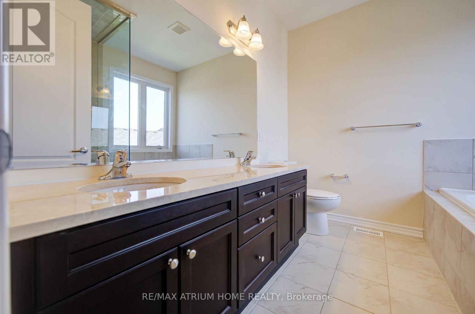 396 Thomas Phillips Drive, Aurora, ON - Indoor Photo Showing Bathroom