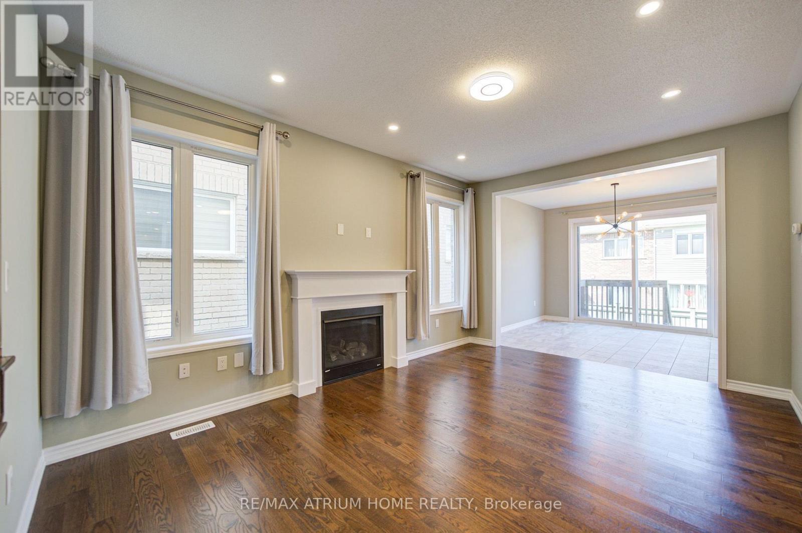 396 Thomas Phillips Drive, Aurora, ON - Indoor Photo Showing Living Room With Fireplace