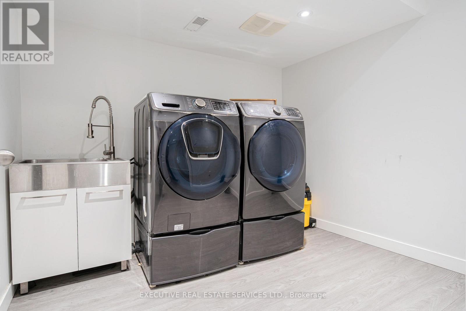 2 Nectarlane Avenue, Caledon, ON - Indoor Photo Showing Laundry Room
