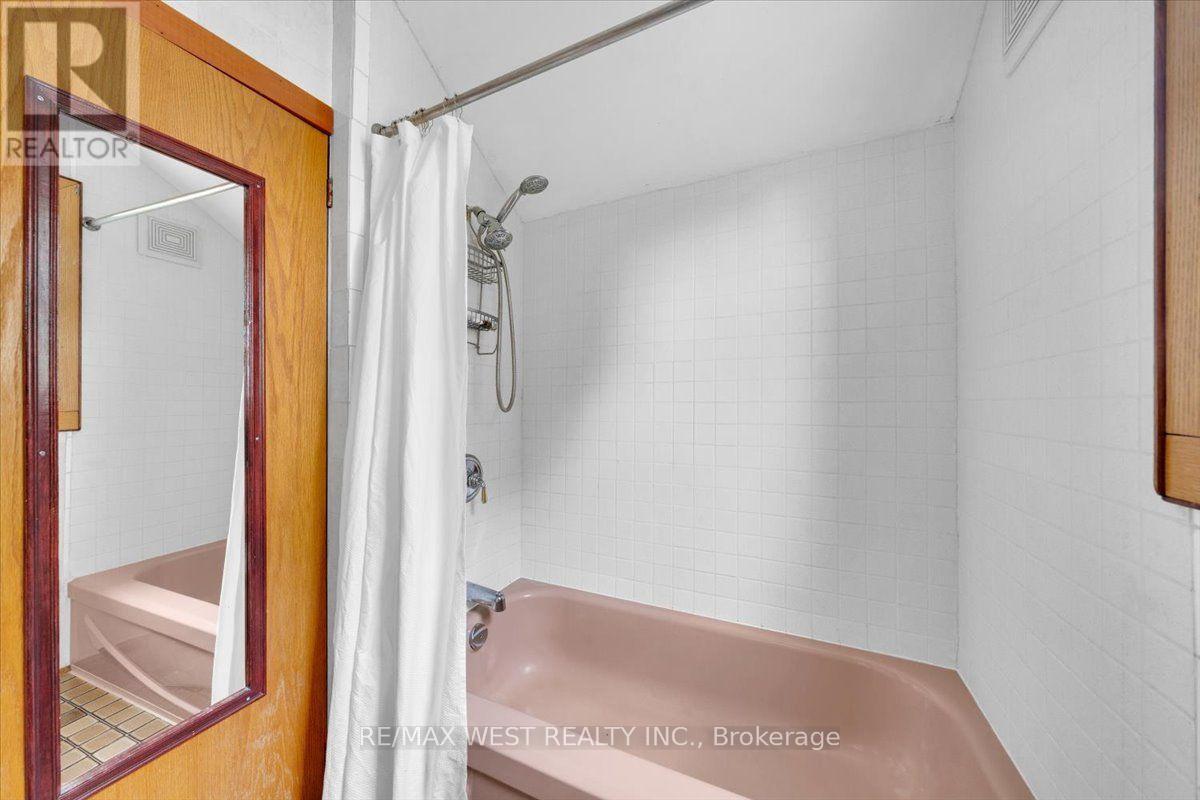 73 Seventeenth Street, Toronto, ON - Indoor Photo Showing Bathroom