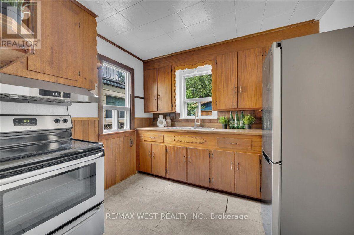 73 Seventeenth Street, Toronto, ON - Indoor Photo Showing Kitchen