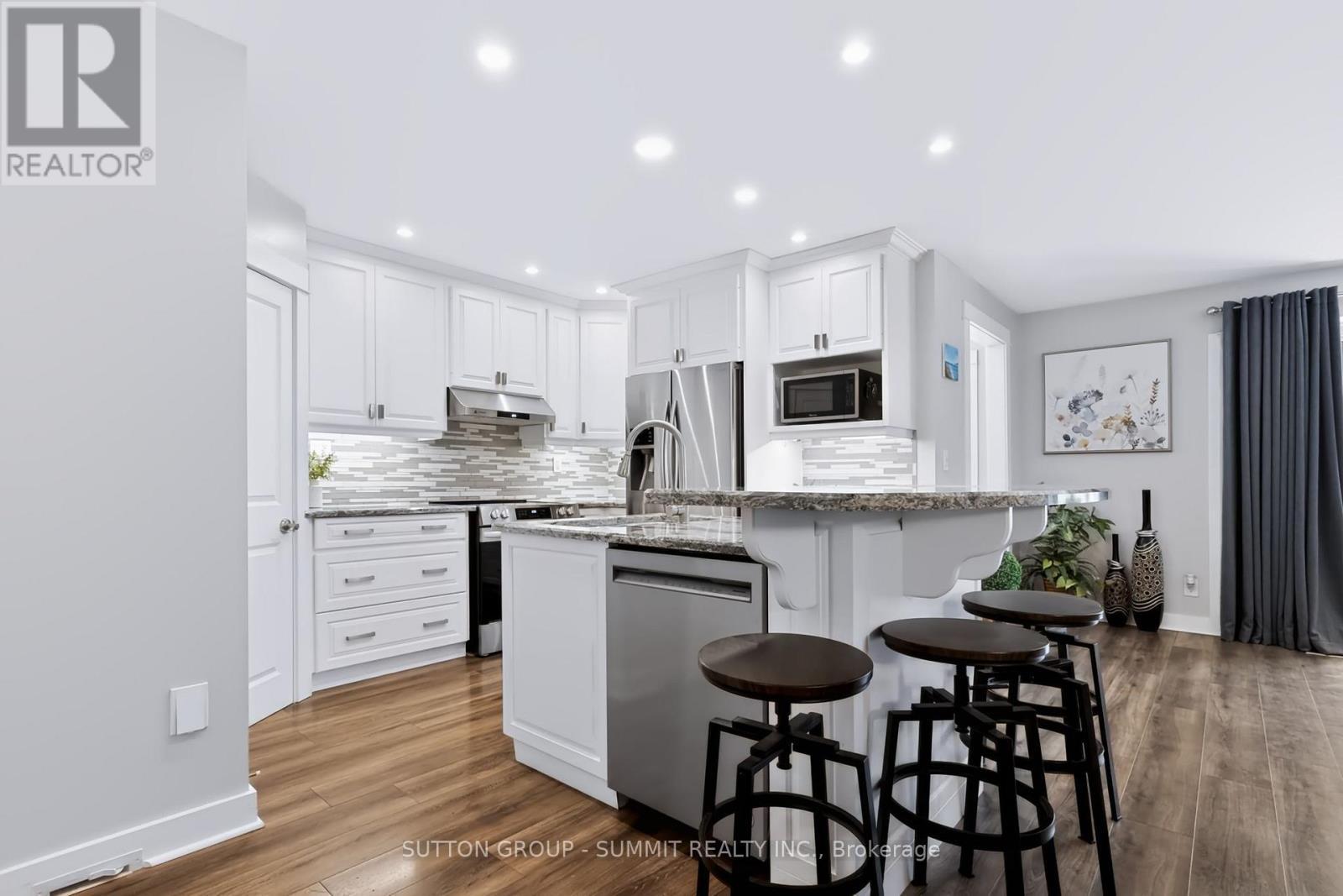 659 Cherrywood Drive, Burlington, ON - Indoor Photo Showing Kitchen With Upgraded Kitchen