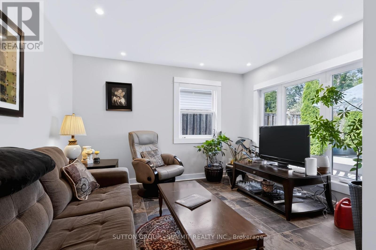 659 Cherrywood Drive, Burlington, ON - Indoor Photo Showing Living Room