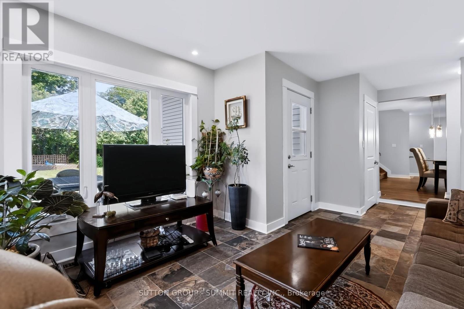 659 Cherrywood Drive, Burlington, ON - Indoor Photo Showing Living Room