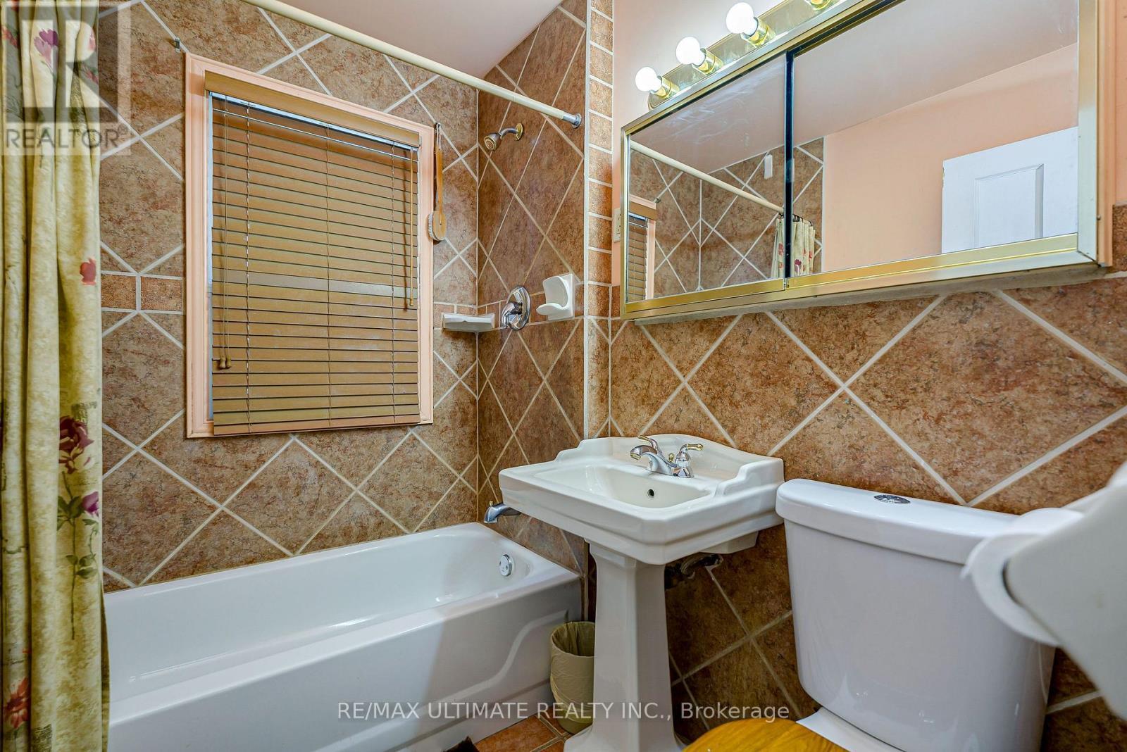632 Trethewey Drive, Toronto, ON - Indoor Photo Showing Bathroom