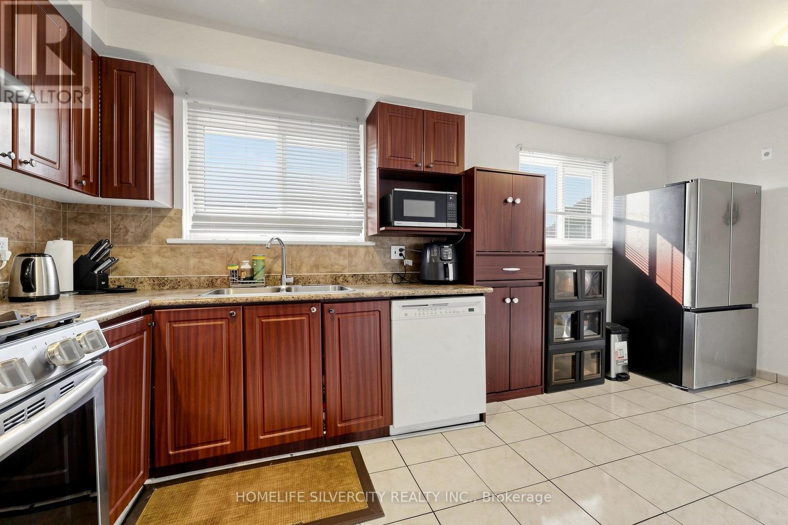 3126 Redbank Crescent, Mississauga, ON - Indoor Photo Showing Kitchen With Double Sink