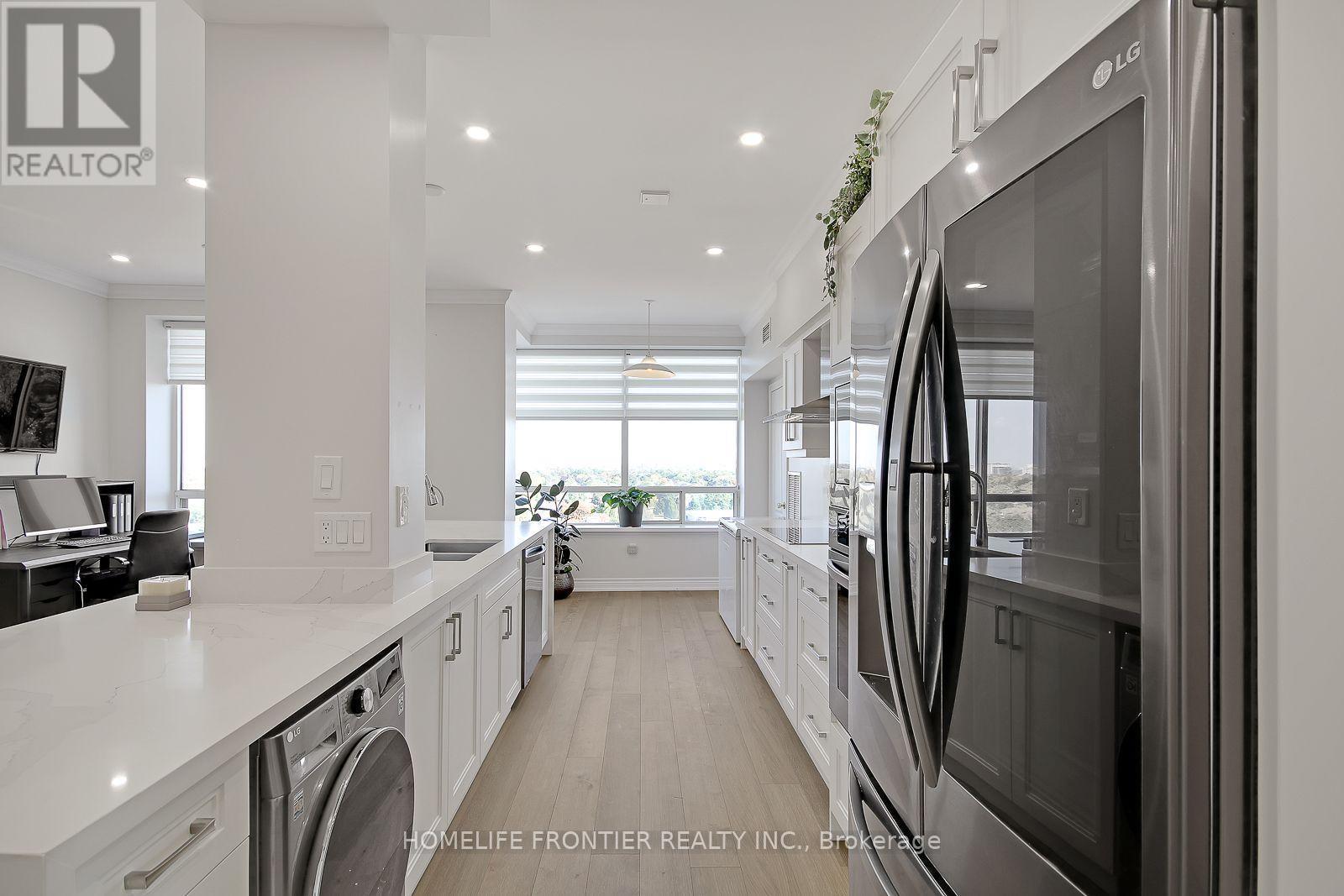 Ph12 - 88 Grandview Way, Toronto, ON - Indoor Photo Showing Kitchen