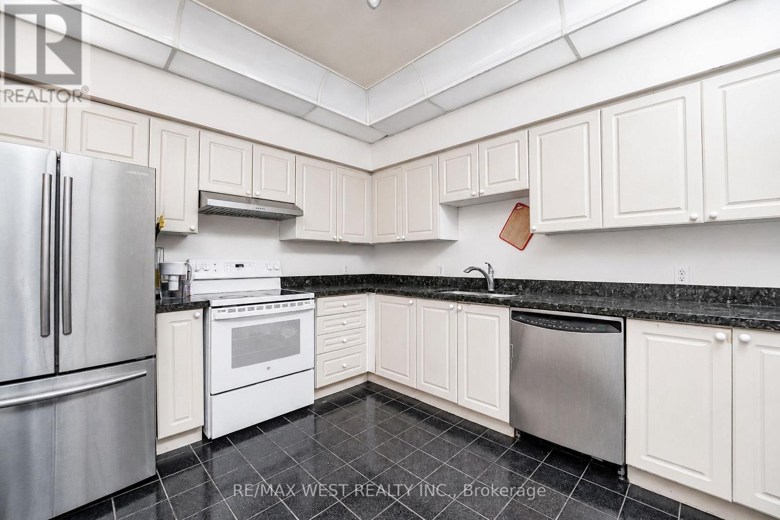 Ph103 - 8 Lee Centre Drive, Toronto, ON - Indoor Photo Showing Kitchen