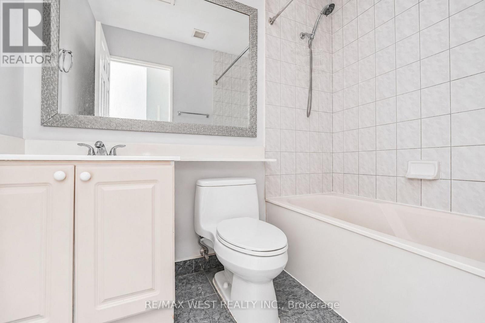 Ph103 - 8 Lee Centre Drive, Toronto, ON - Indoor Photo Showing Bathroom