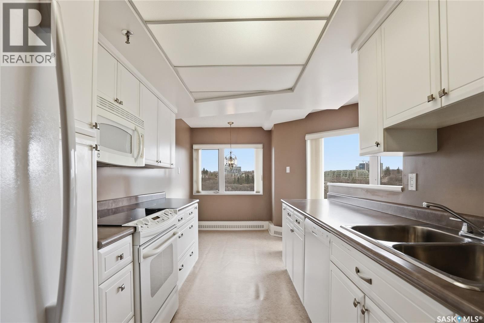650 424 Spadina Crescent E, Saskatoon, SK - Indoor Photo Showing Kitchen With Double Sink