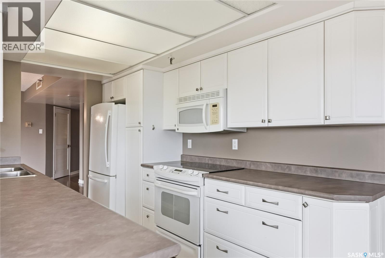 650 424 Spadina Crescent E, Saskatoon, SK - Indoor Photo Showing Kitchen With Double Sink