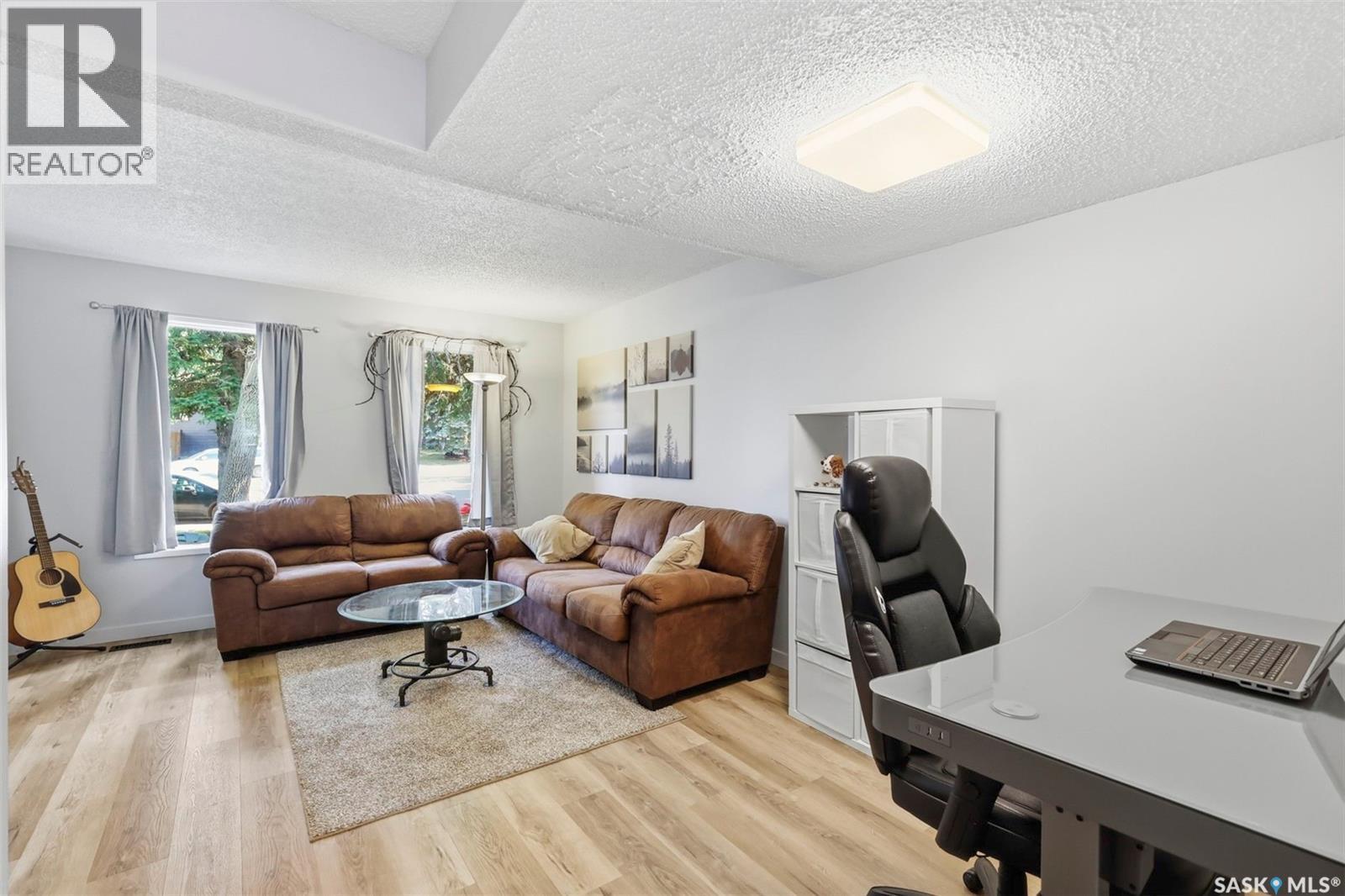 A & B 414 Gardiner Place, Saskatoon, SK - Indoor Photo Showing Living Room