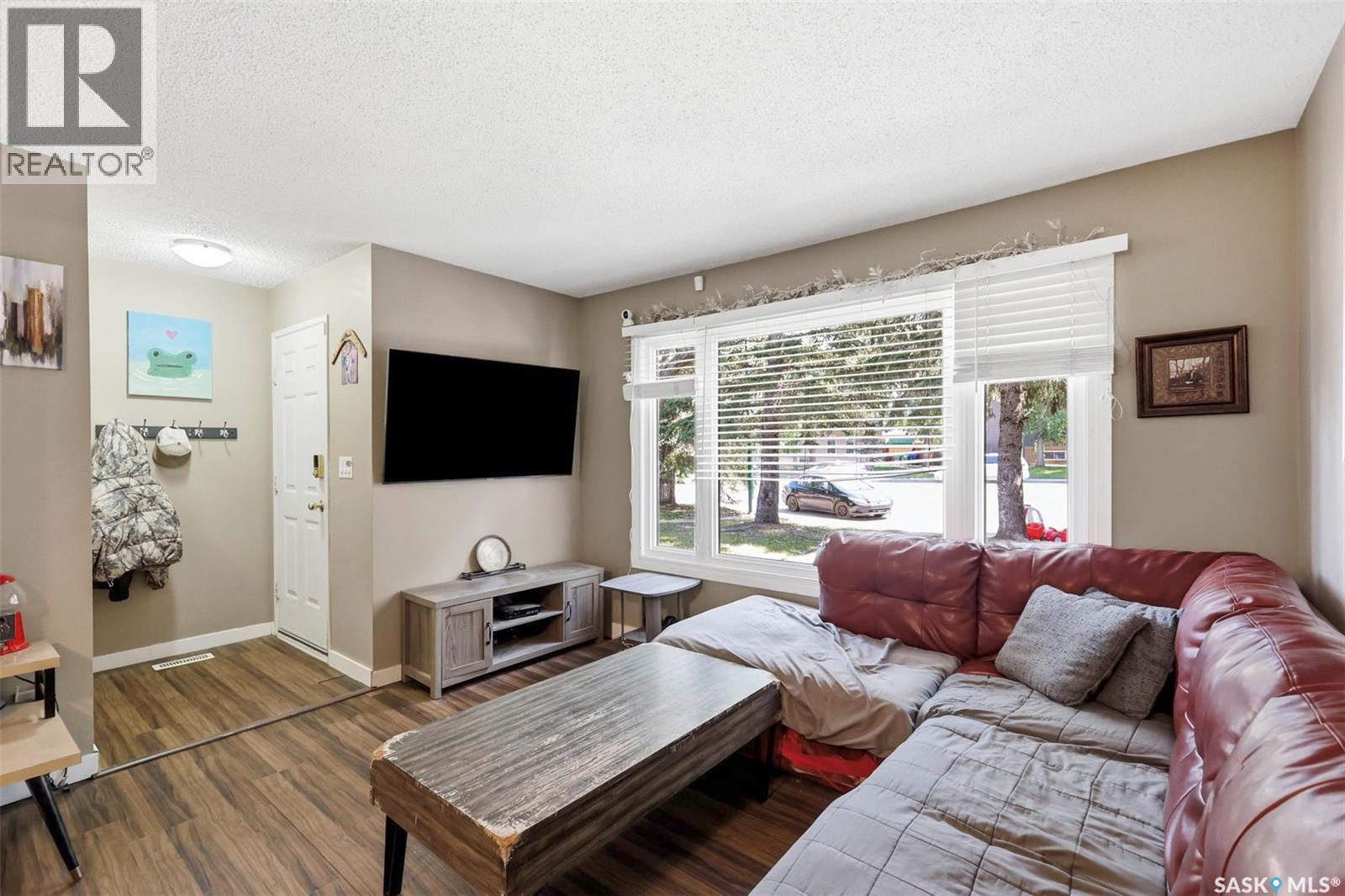 A & B 414 Gardiner Place, Saskatoon, SK - Indoor Photo Showing Living Room