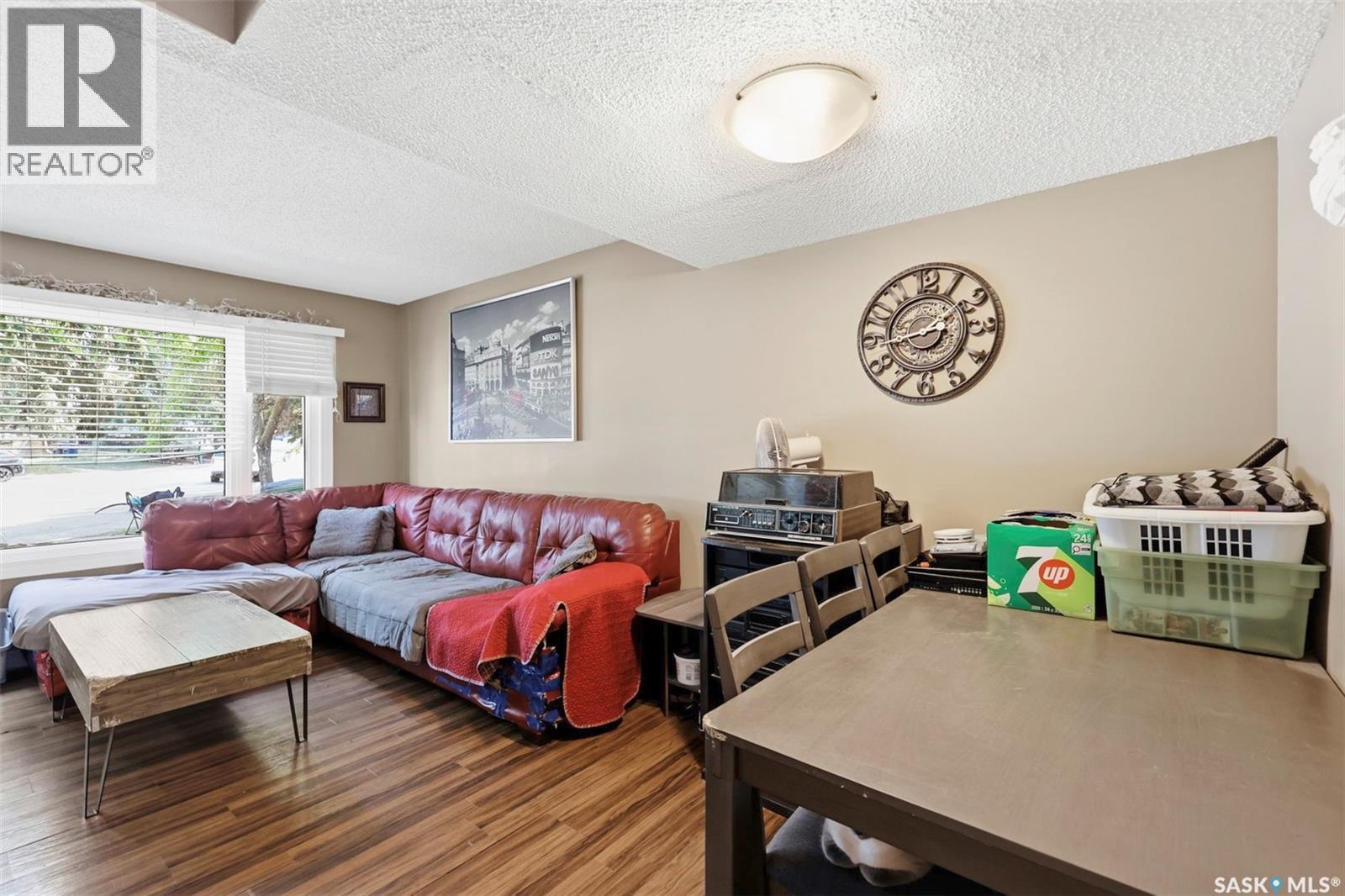 A & B 414 Gardiner Place, Saskatoon, SK - Indoor Photo Showing Living Room