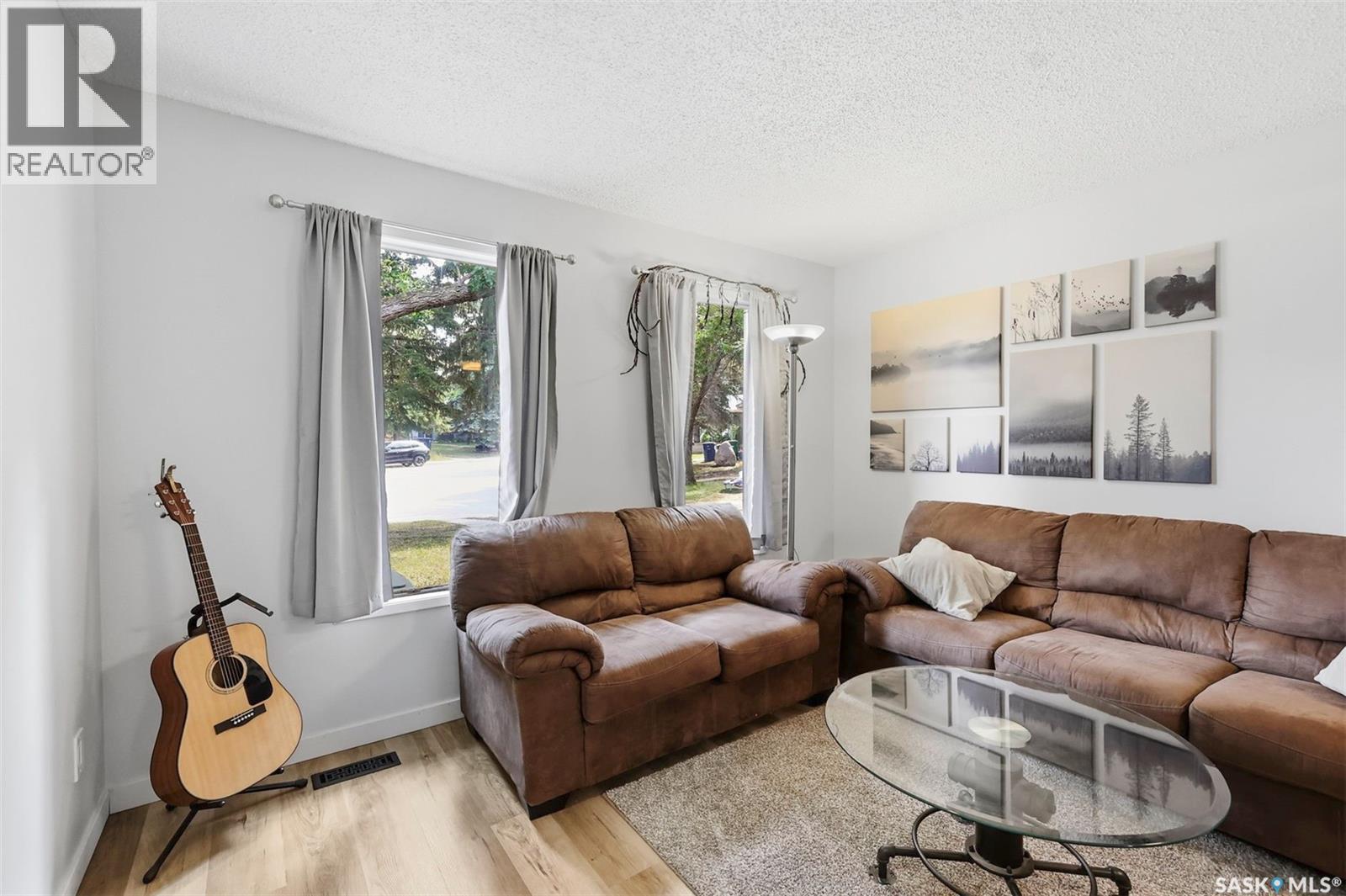 A & B 414 Gardiner Place, Saskatoon, SK - Indoor Photo Showing Living Room