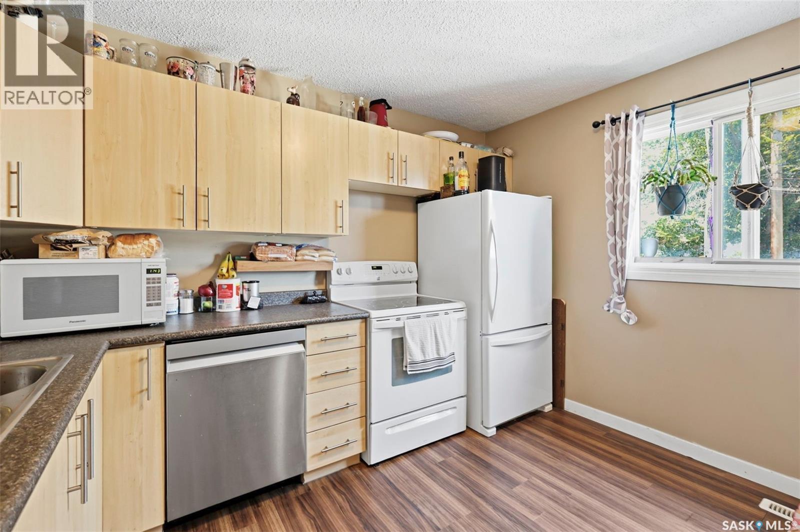 A & B 414 Gardiner Place, Saskatoon, SK - Indoor Photo Showing Kitchen