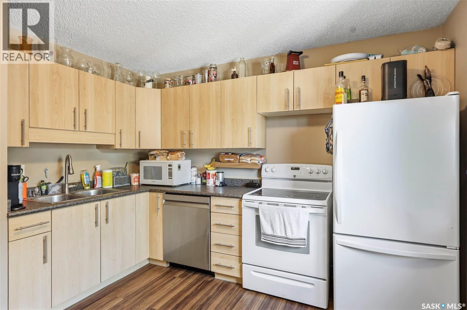 A & B 414 Gardiner Place, Saskatoon, SK - Indoor Photo Showing Kitchen With Double Sink