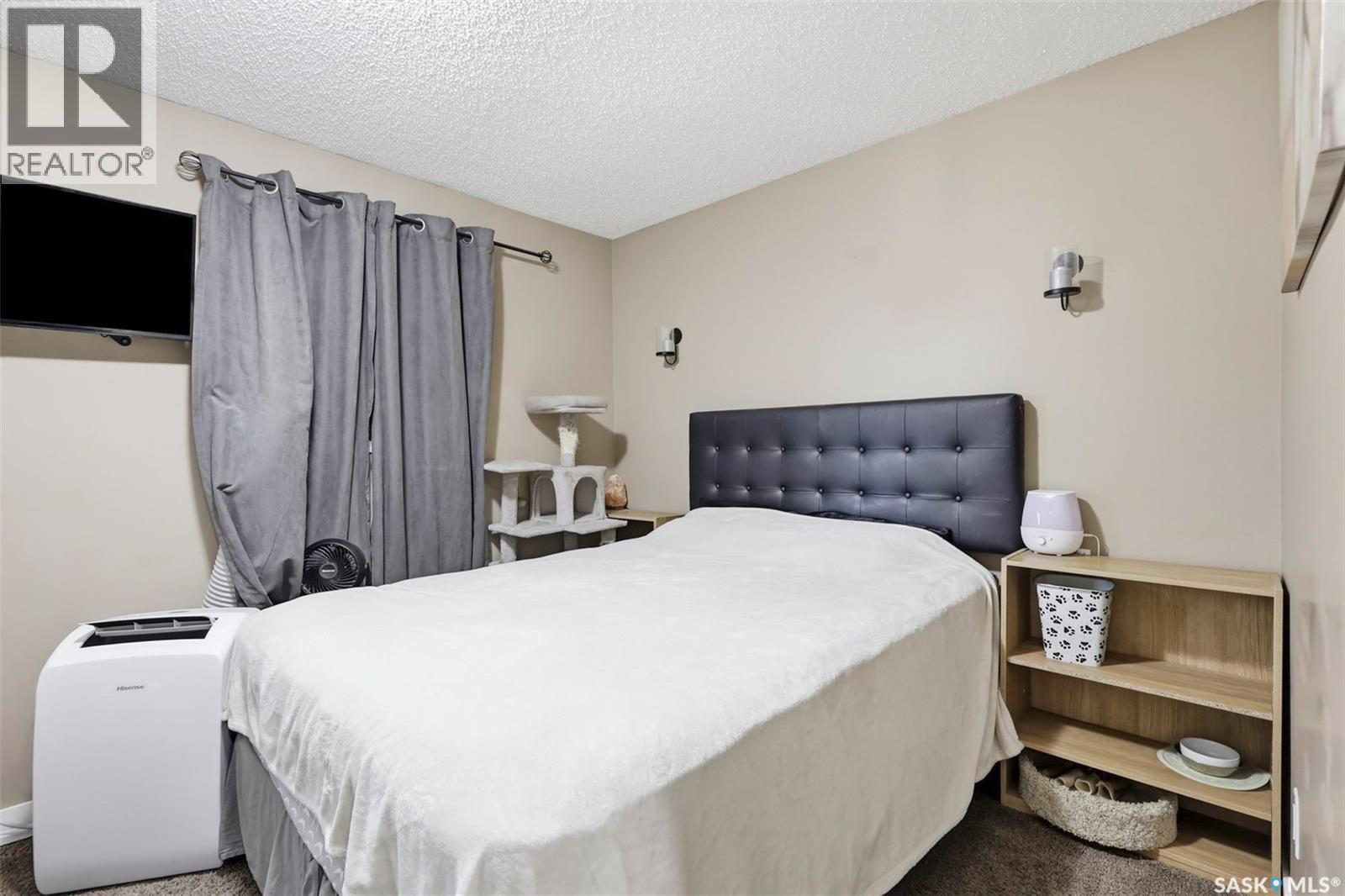 A & B 414 Gardiner Place, Saskatoon, SK - Indoor Photo Showing Bedroom