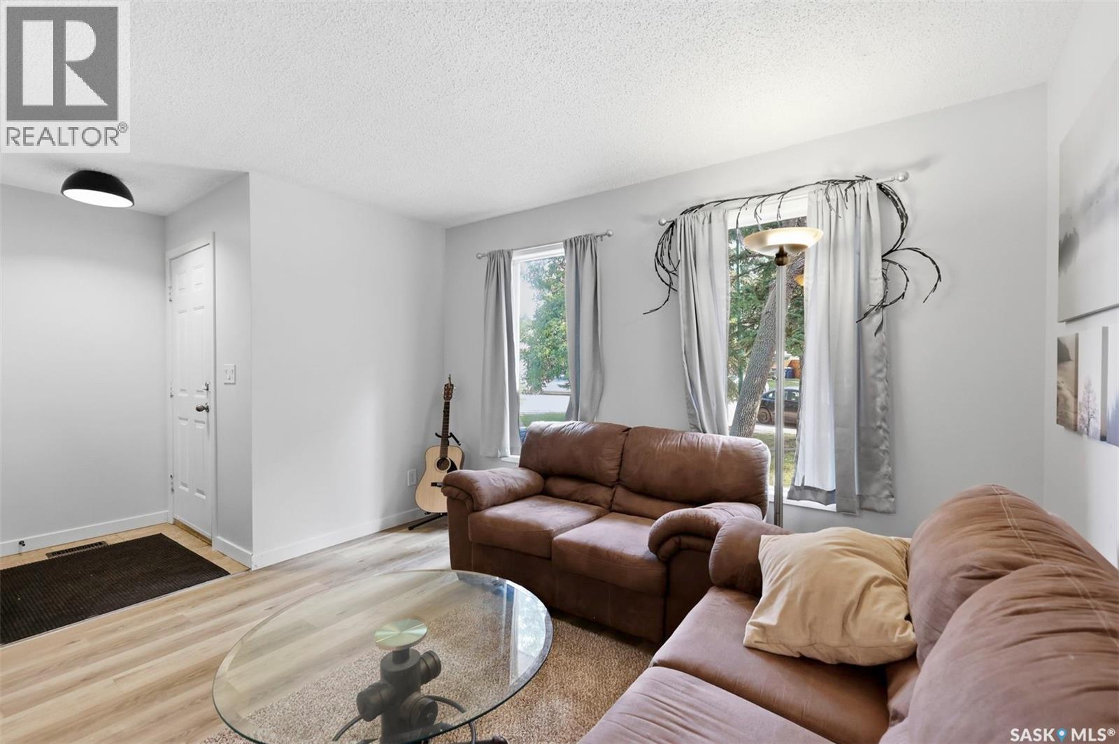 A & B 414 Gardiner Place, Saskatoon, SK - Indoor Photo Showing Living Room