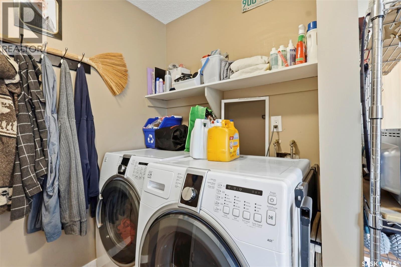 A & B 414 Gardiner Place, Saskatoon, SK - Indoor Photo Showing Laundry Room