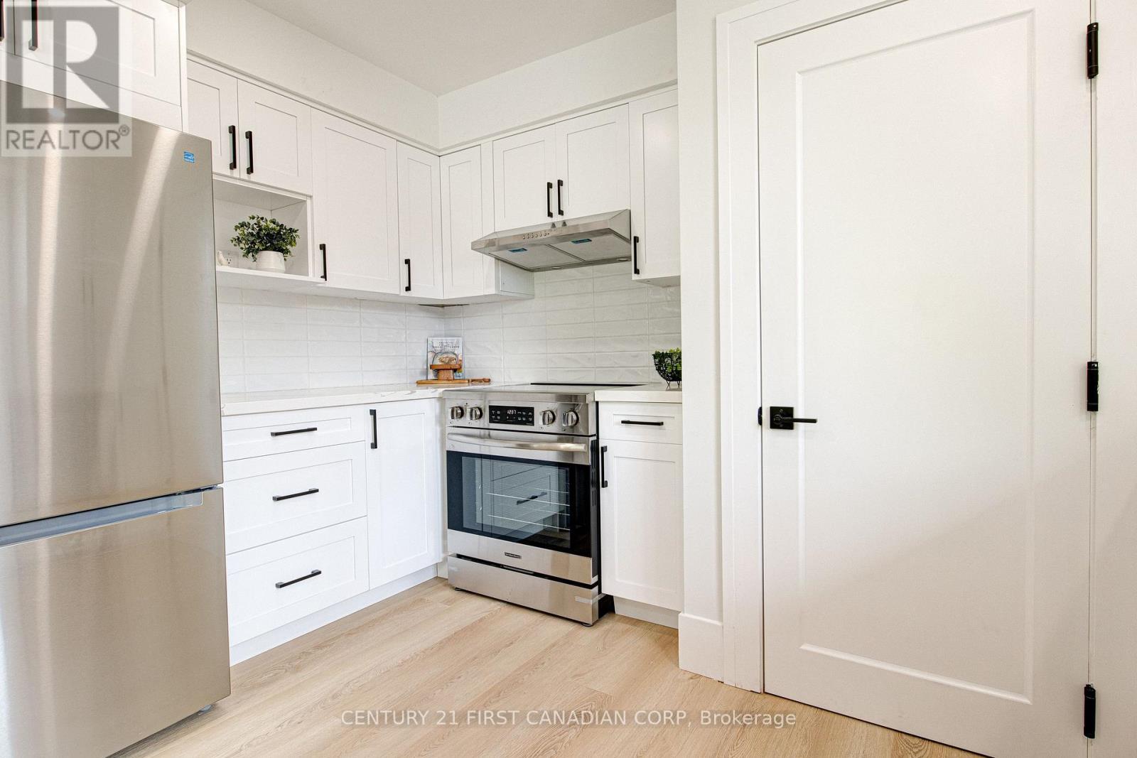 189 Eighth Avenue, Kitchener, ON - Indoor Photo Showing Kitchen