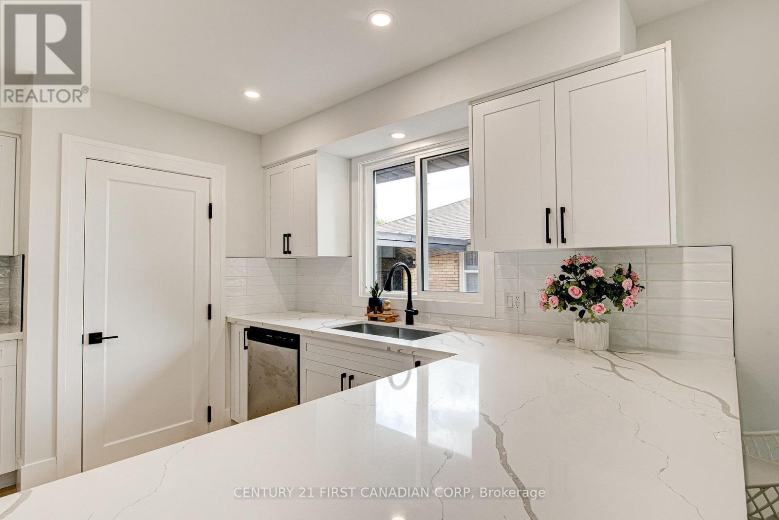 189 Eighth Avenue, Kitchener, ON - Indoor Photo Showing Kitchen