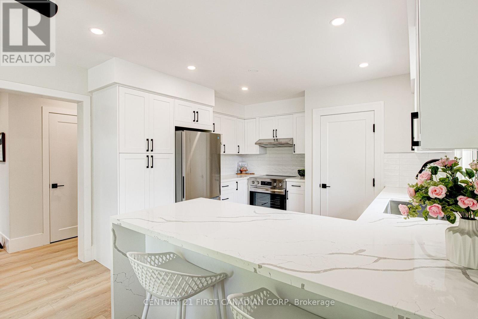 189 Eighth Avenue, Kitchener, ON - Indoor Photo Showing Kitchen