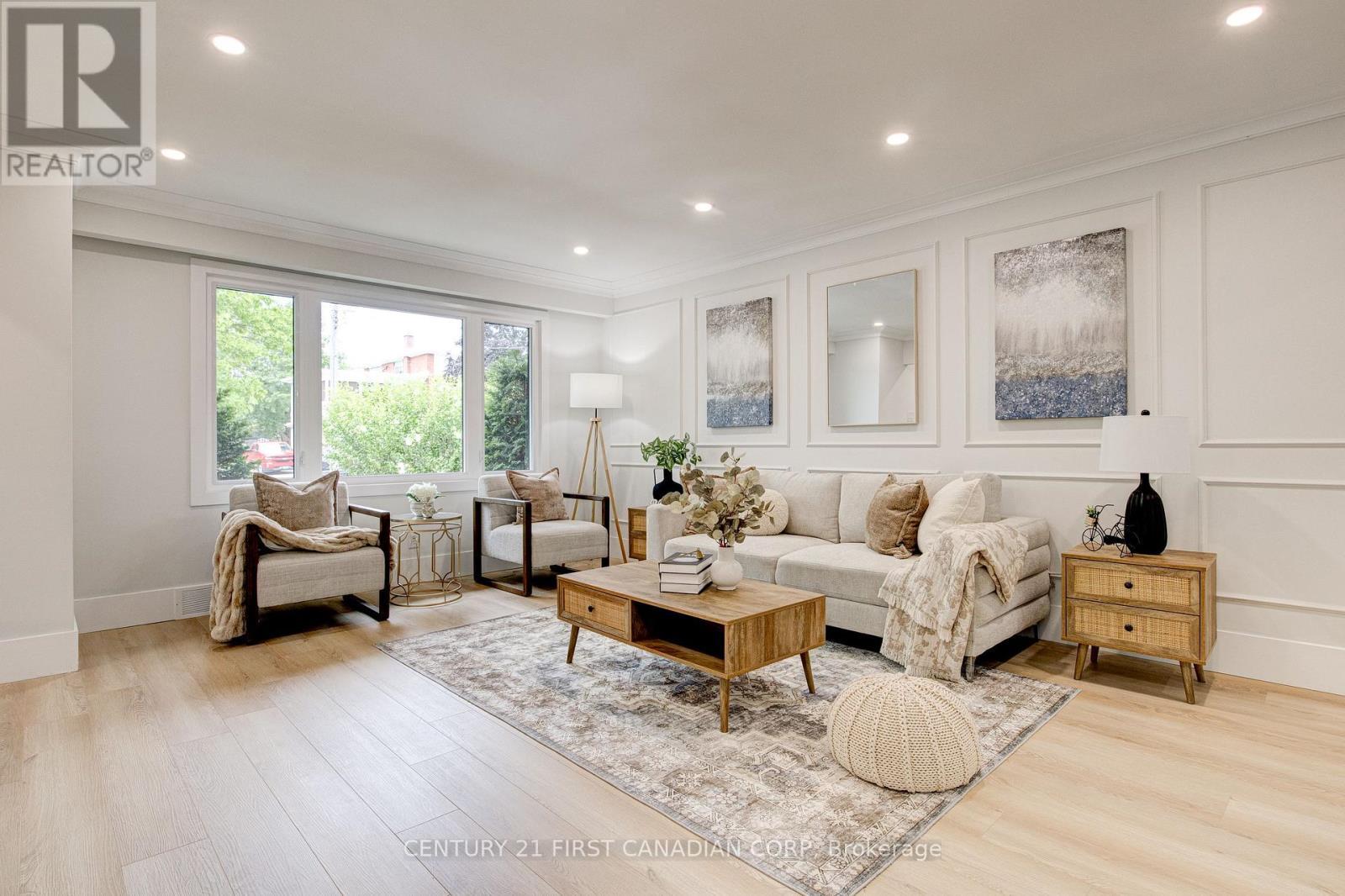 189 Eighth Avenue, Kitchener, ON - Indoor Photo Showing Living Room