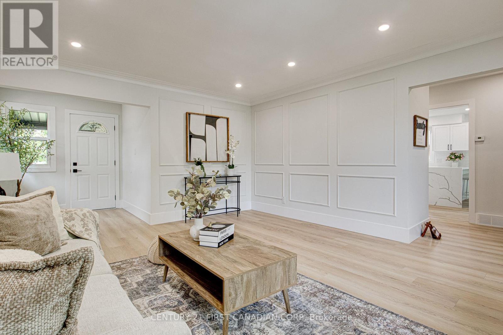189 Eighth Avenue, Kitchener, ON - Indoor Photo Showing Living Room