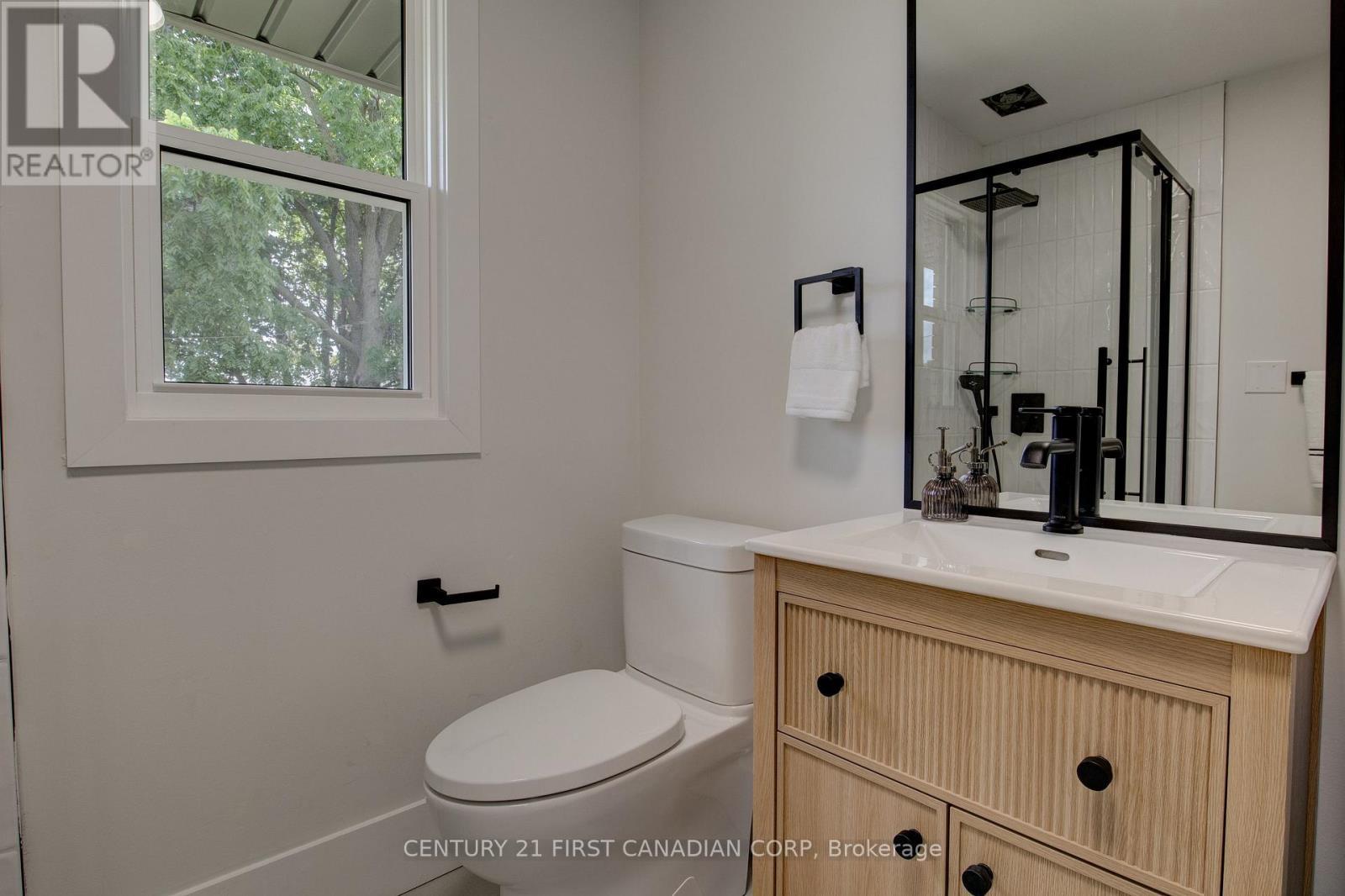 189 Eighth Avenue, Kitchener, ON - Indoor Photo Showing Bathroom