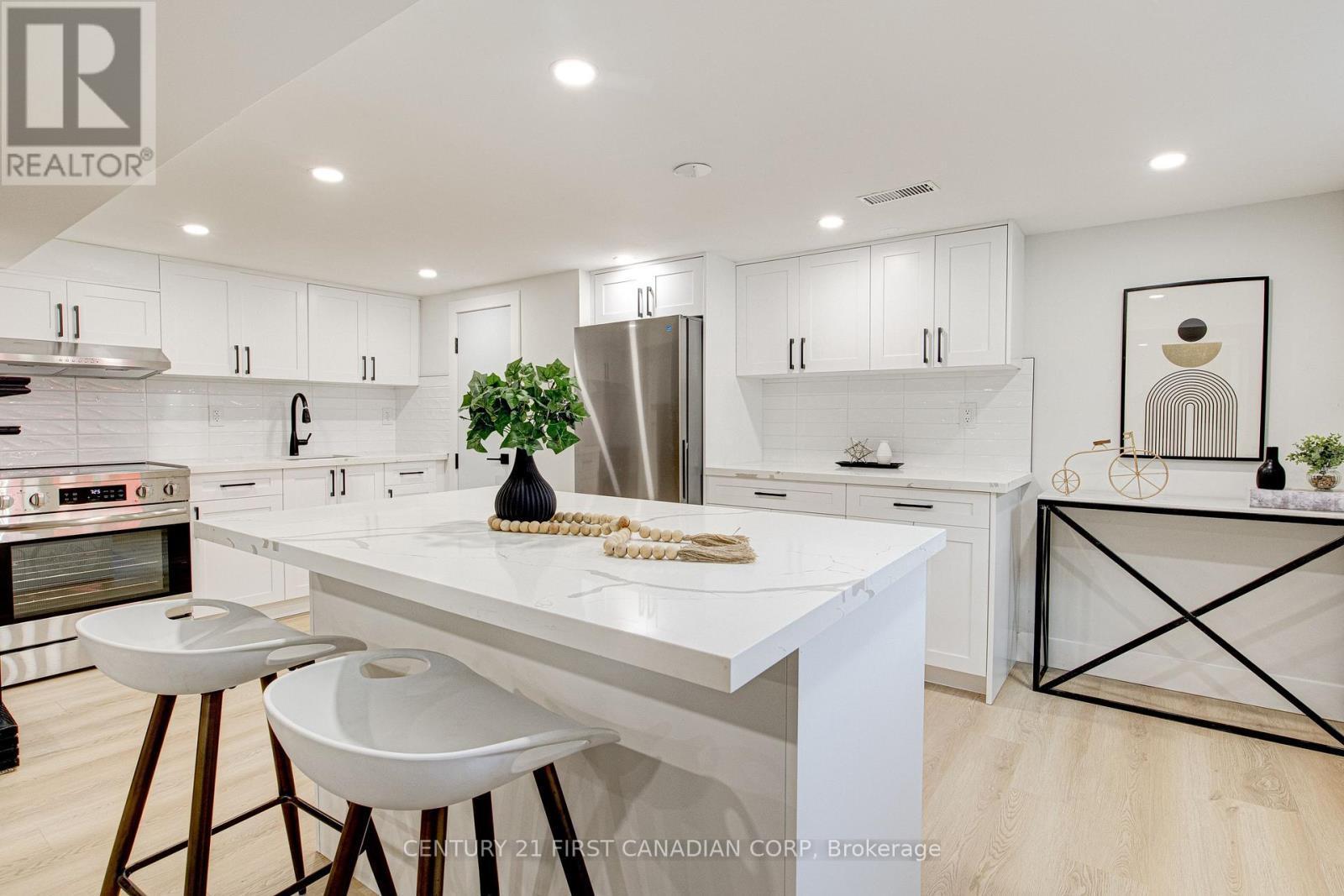 189 Eighth Avenue, Kitchener, ON - Indoor Photo Showing Kitchen With Upgraded Kitchen