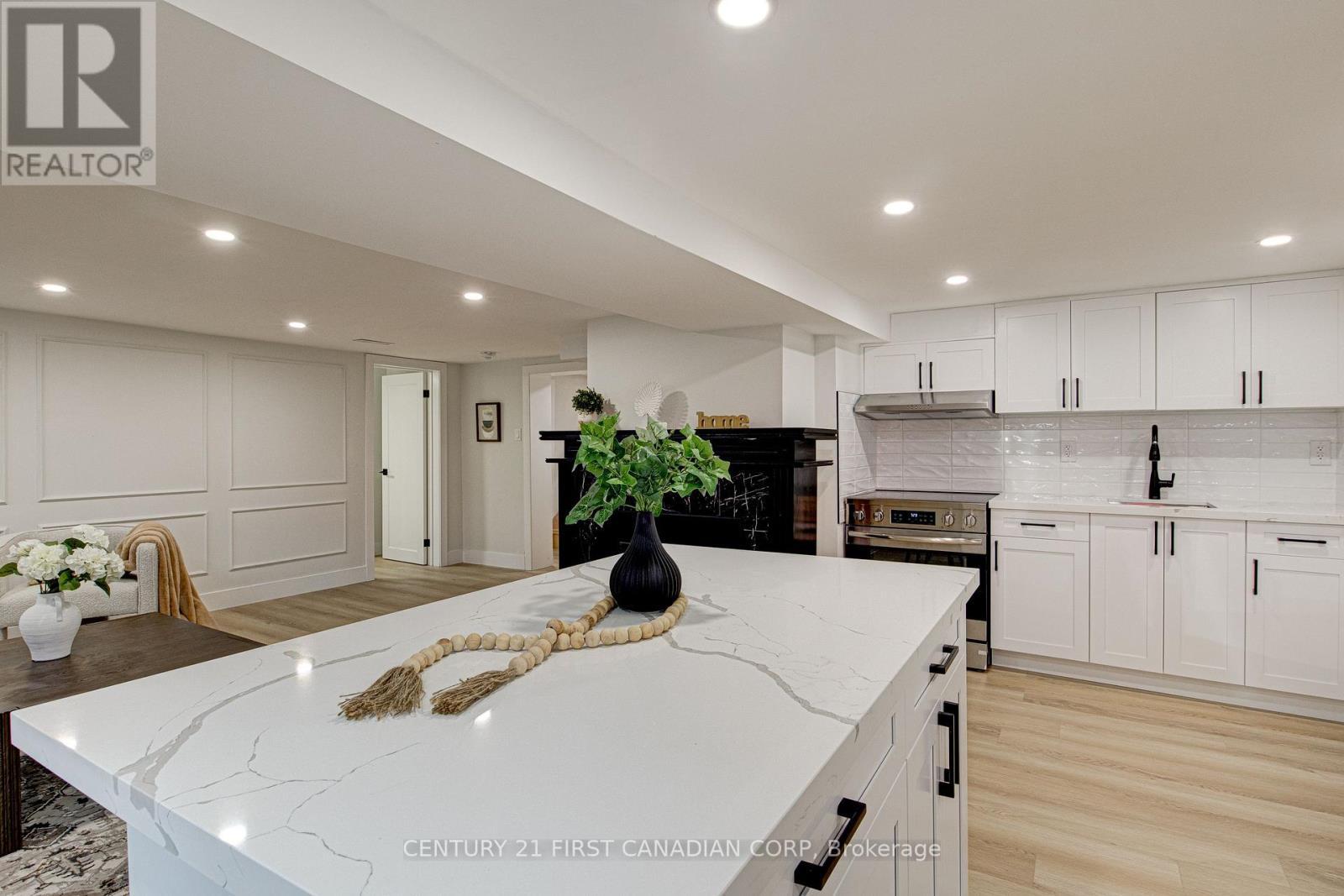 189 Eighth Avenue, Kitchener, ON - Indoor Photo Showing Kitchen With Upgraded Kitchen