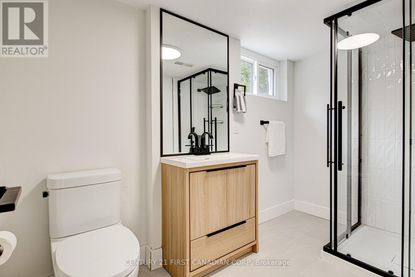 189 Eighth Avenue, Kitchener, ON - Indoor Photo Showing Bathroom