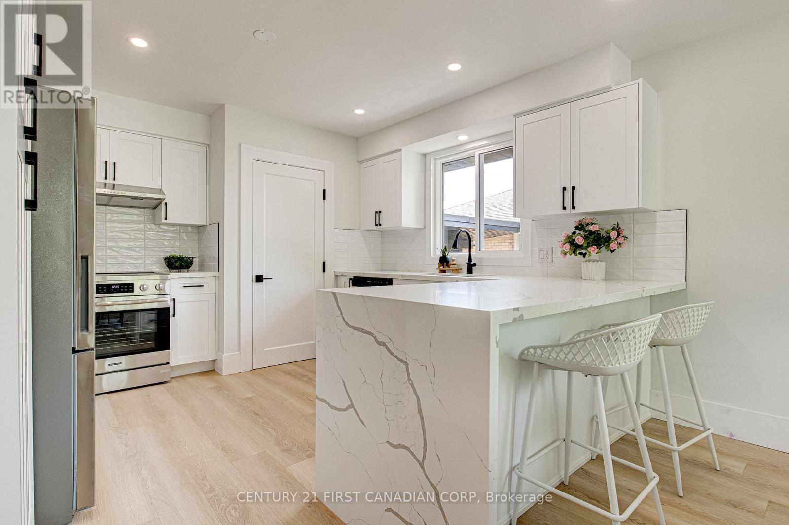 189 Eighth Avenue, Kitchener, ON - Indoor Photo Showing Kitchen With Upgraded Kitchen