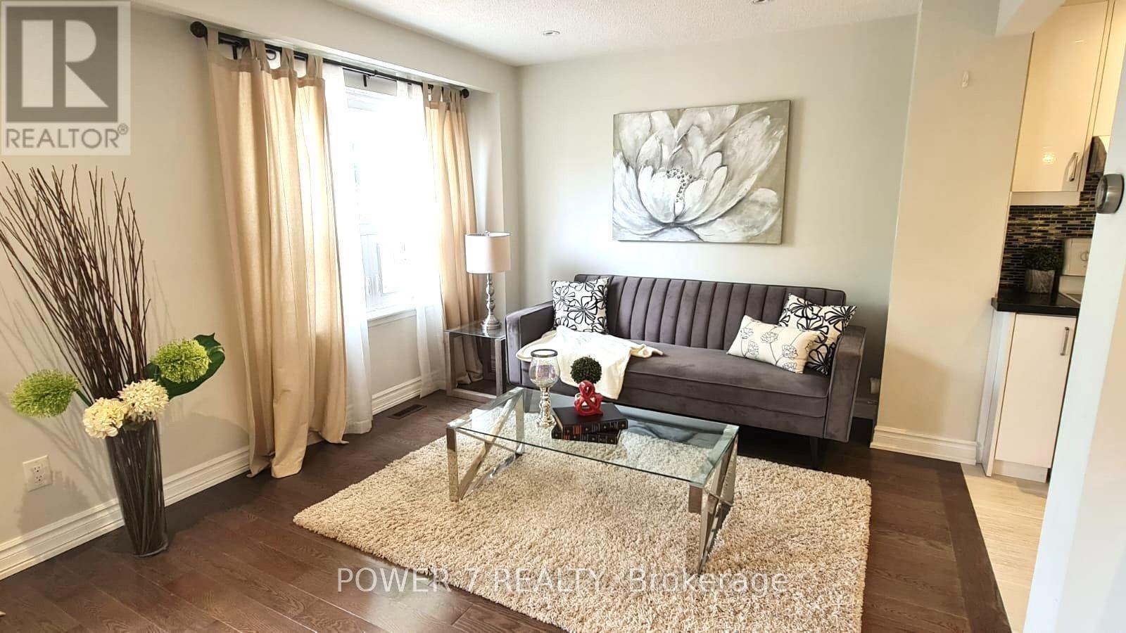 139 Carolbreen Square, Toronto, ON - Indoor Photo Showing Living Room