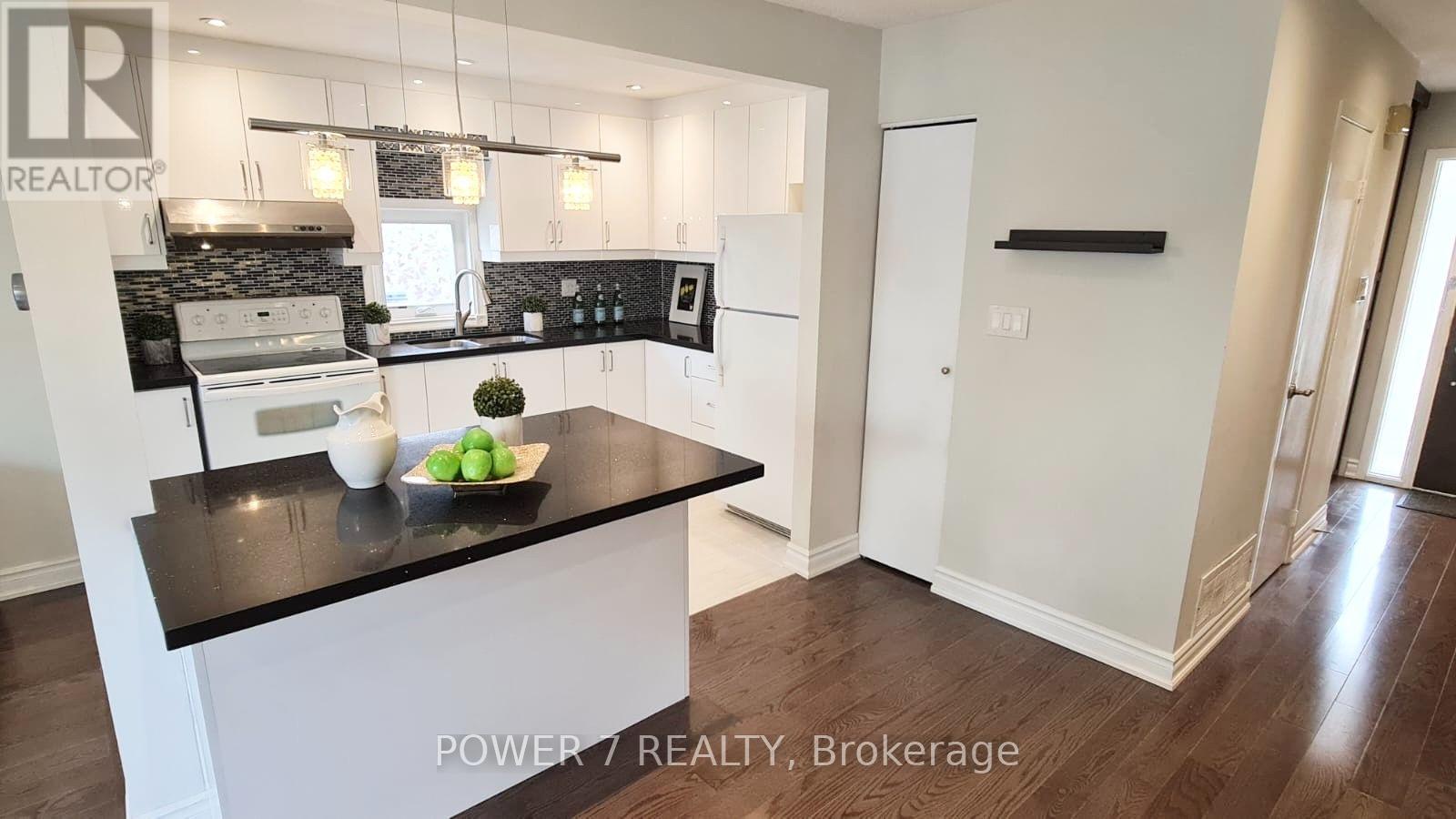 139 Carolbreen Square, Toronto, ON - Indoor Photo Showing Kitchen