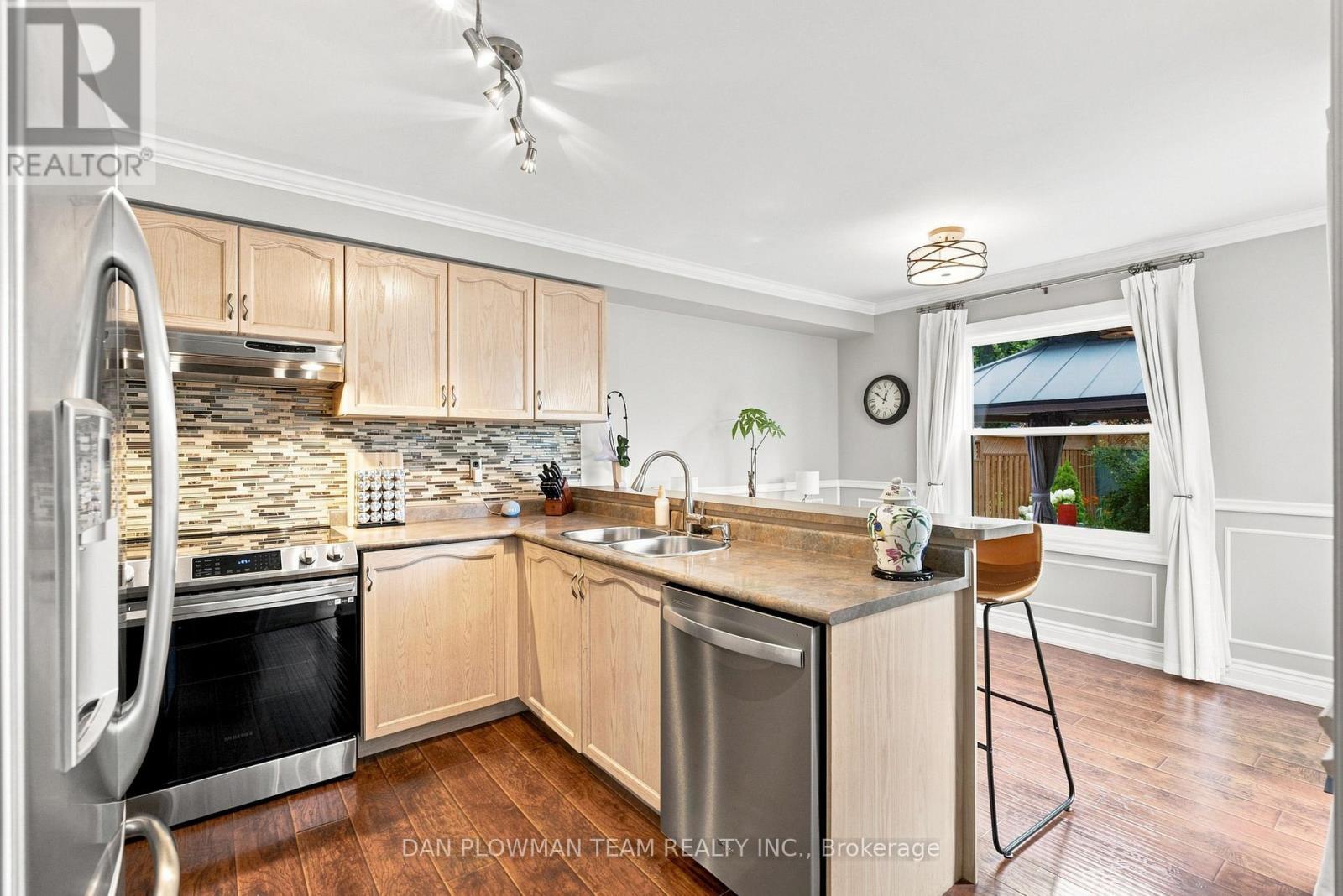 52 Wells Crescent, Whitby, ON - Indoor Photo Showing Kitchen With Stainless Steel Kitchen With Double Sink With Upgraded Kitchen