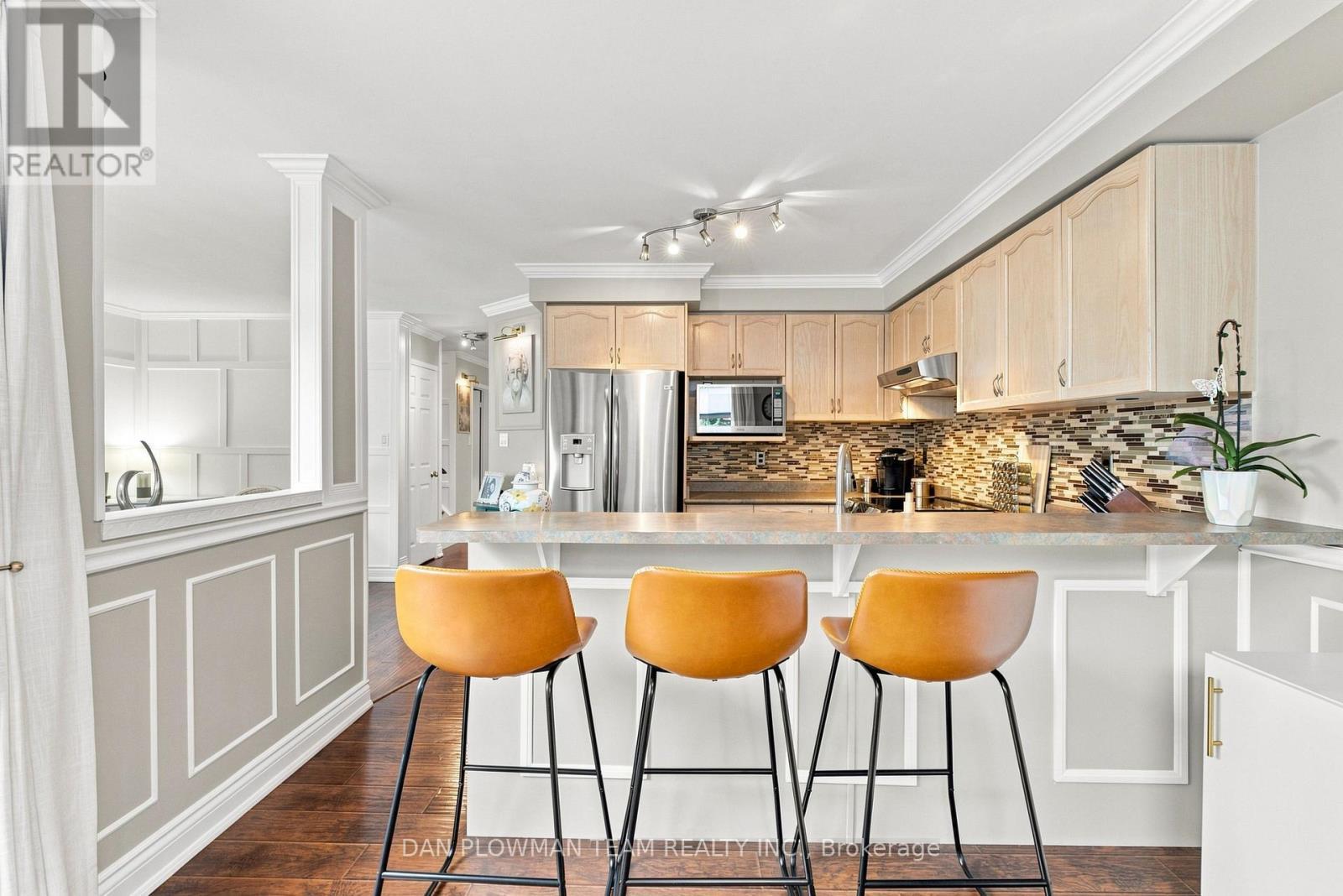 52 Wells Crescent, Whitby, ON - Indoor Photo Showing Kitchen With Upgraded Kitchen