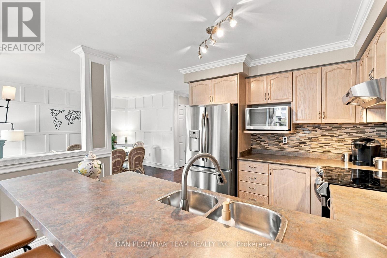 52 Wells Crescent, Whitby, ON - Indoor Photo Showing Kitchen With Stainless Steel Kitchen With Double Sink With Upgraded Kitchen